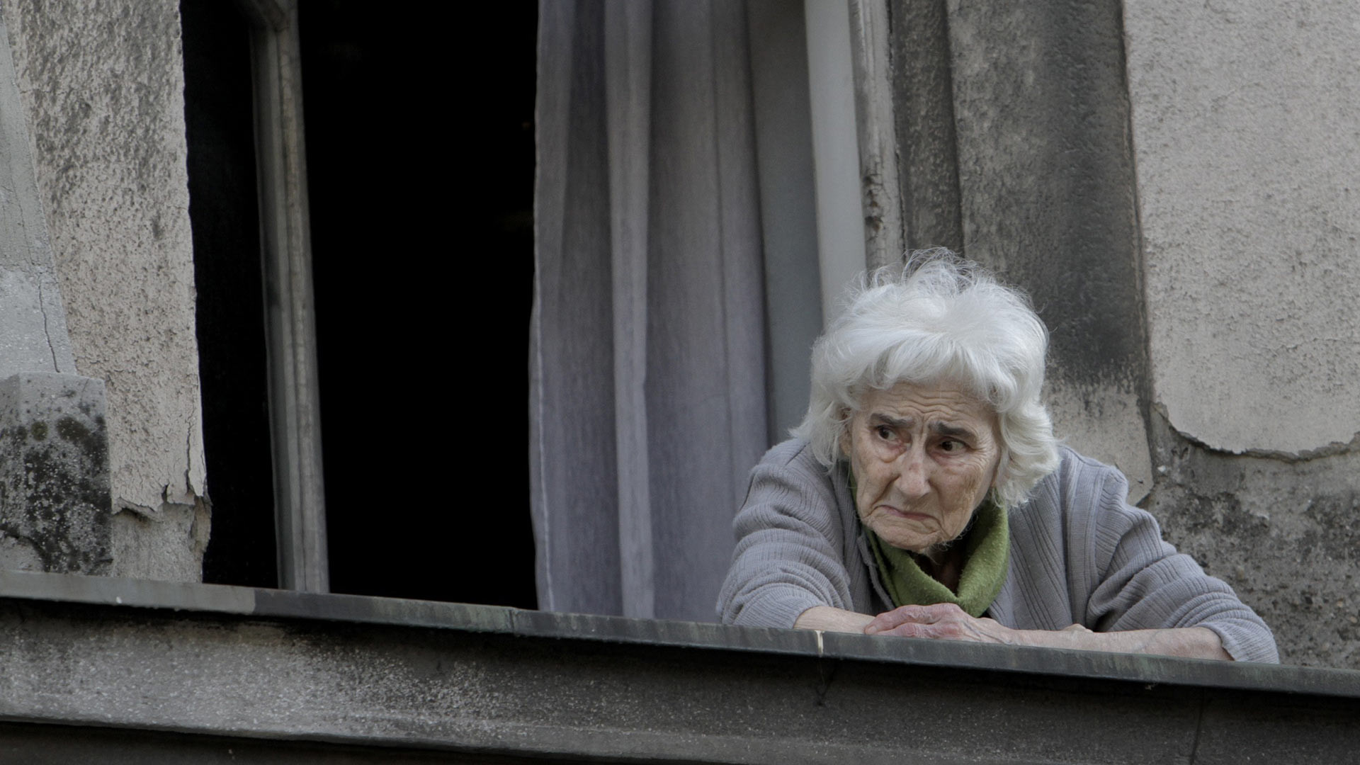 Грусть старика. Одиночество пожилых. Пожилая женщина одиночество. Одинокая бабка. Одинокие пожилые люди.