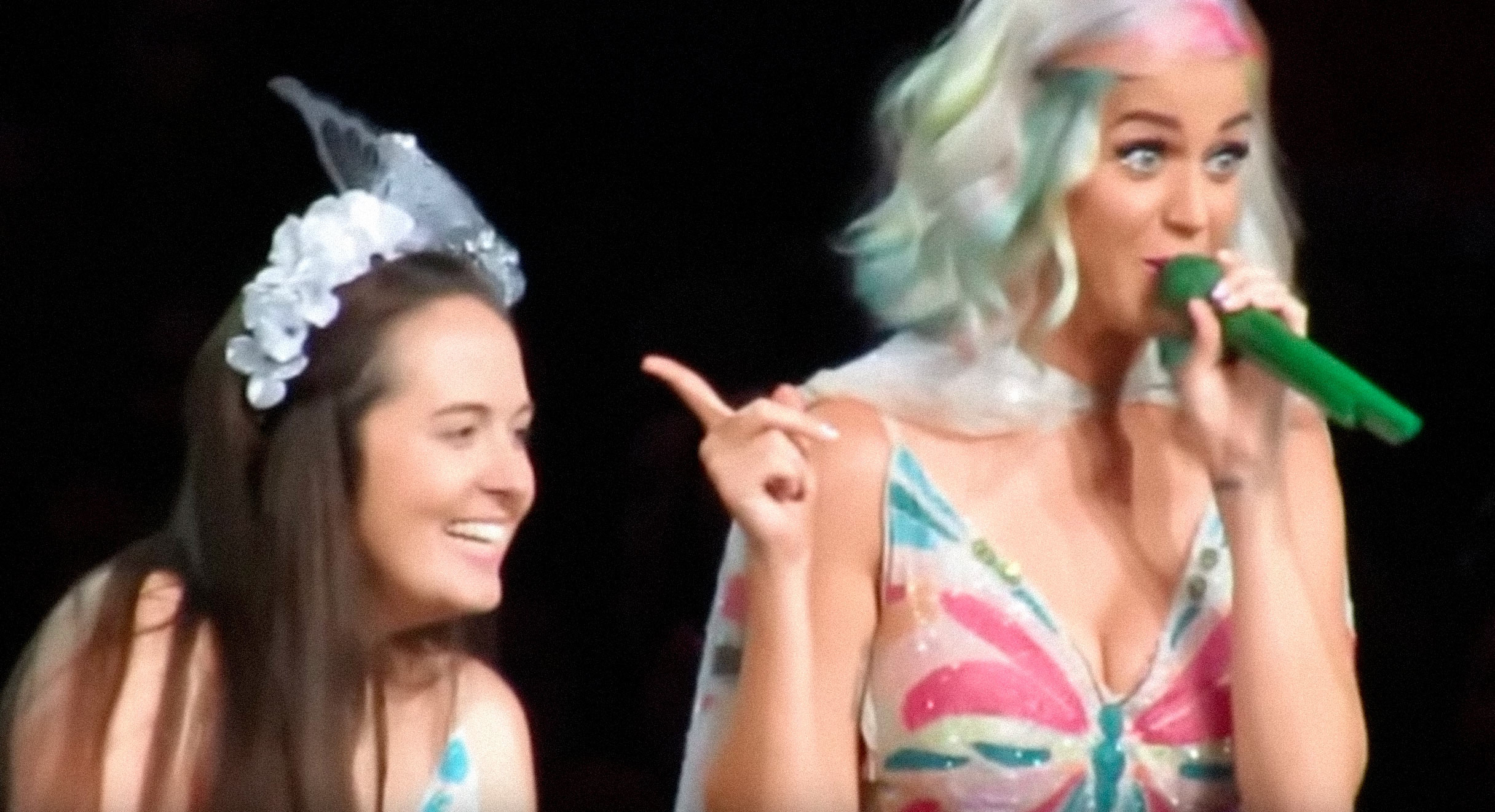 Кадр видео&nbsp;KATY PERRY INVITES A FAN ON STAGE. Скриншот &copy; L!FE