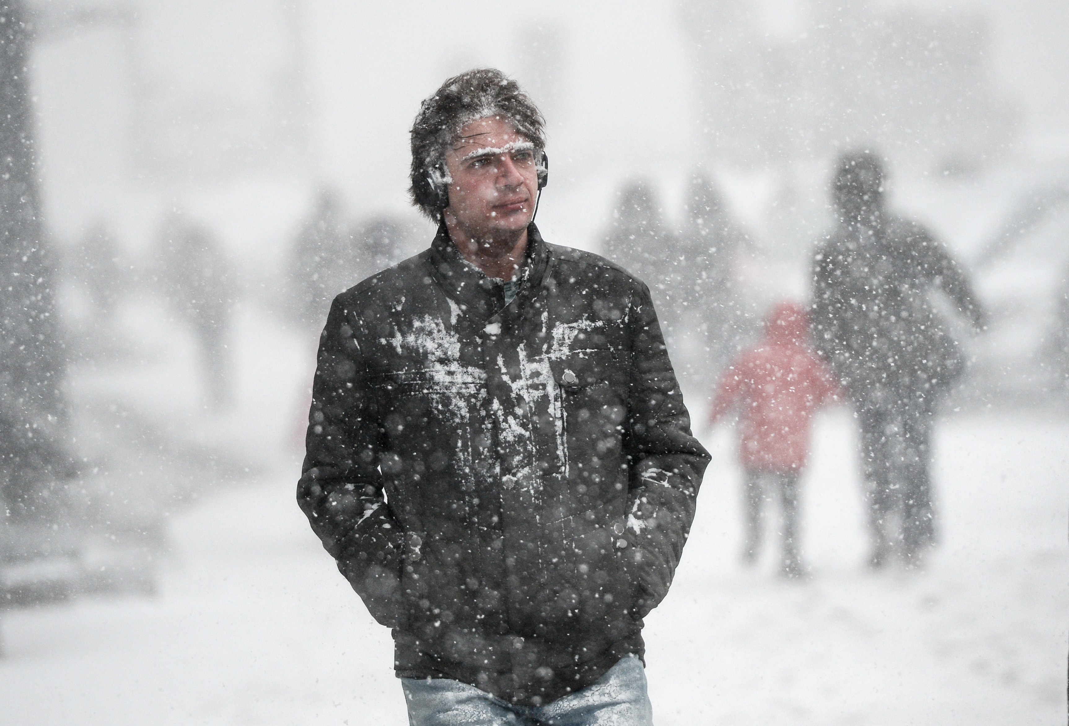 На улице снег на душе. Человек в снегу. Люди зимой. Человек в метель. Человек в снегопад.