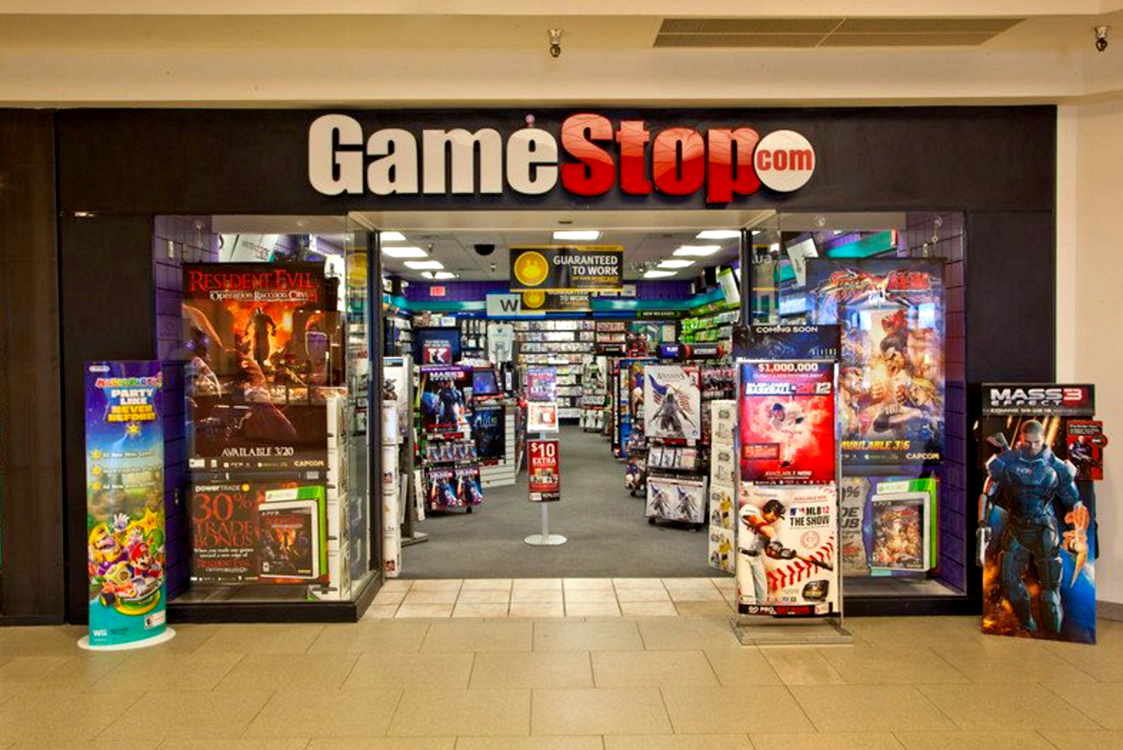 Сеть GameStop закроет 150 магазинов из-за популярности цифровых версий игр