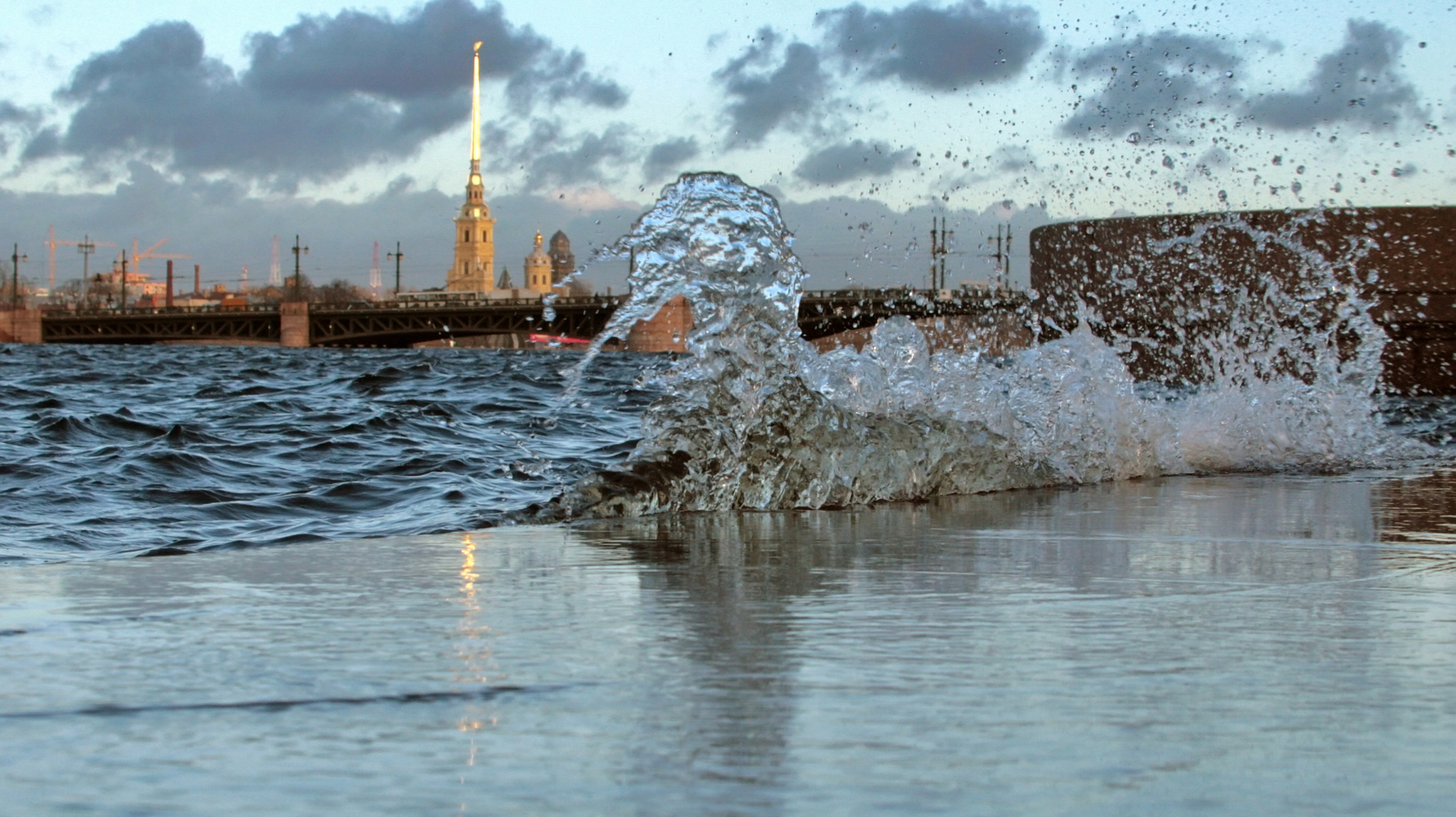 Города окруженные водой. Наводнение на Неве в Санкт-Петербурге. Город Ленинград финский залив. Ветровой нагон воды Санкт-Петербург.