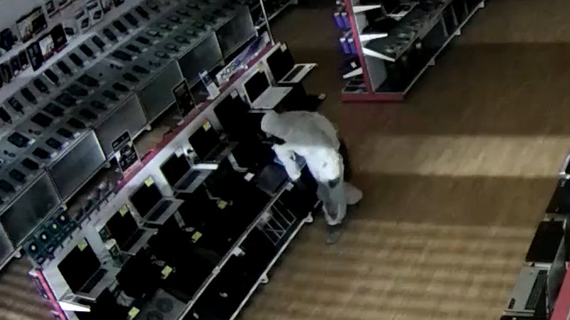 Во все тяжкие. Вор в химзащите и маске вынес через потолок "макбуки"