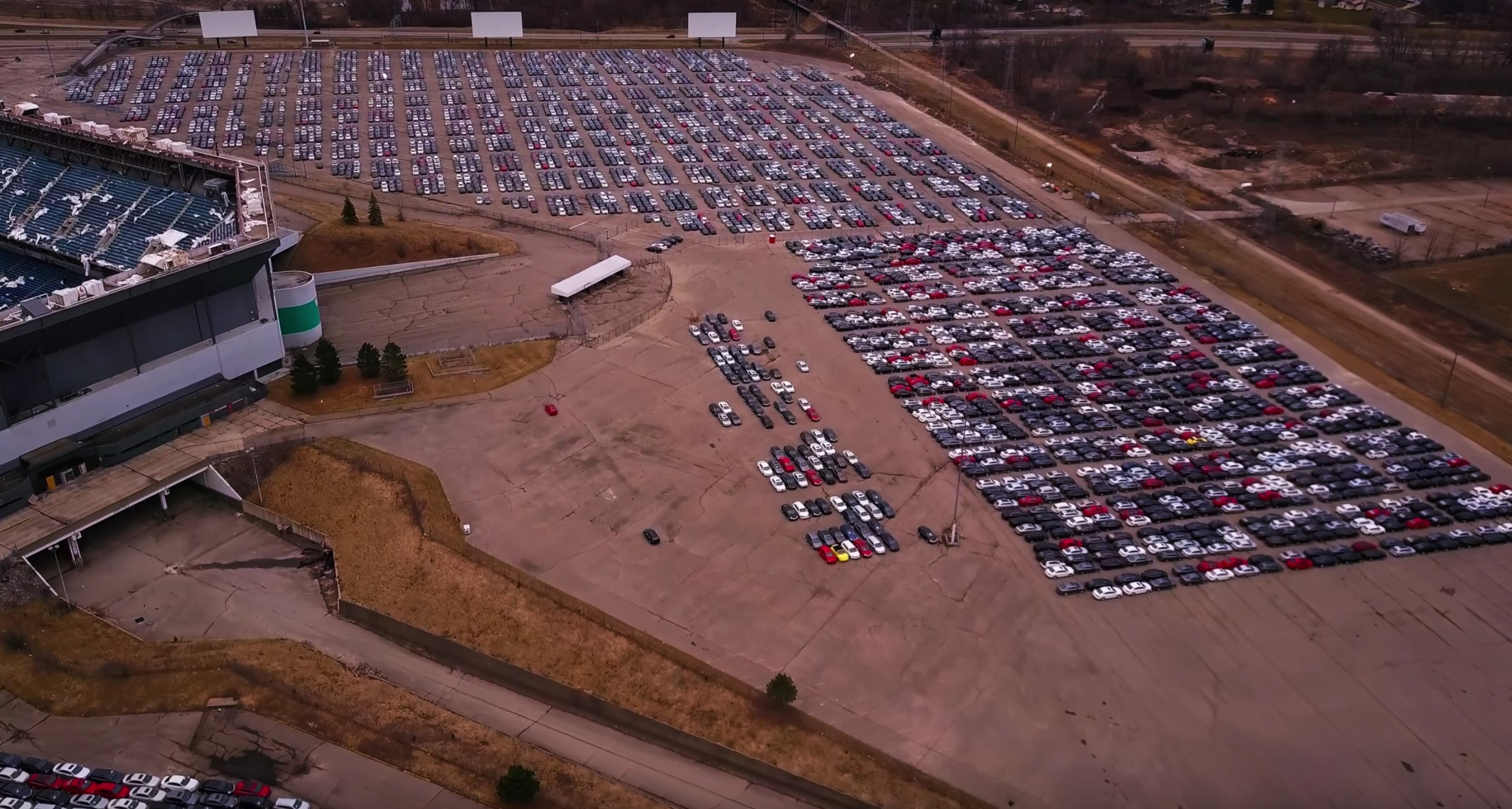 Кадр из видеоролика Volkswagen "Buyback" staging area filmed in 4K/YouTube. Скрин: &copy; L!FE