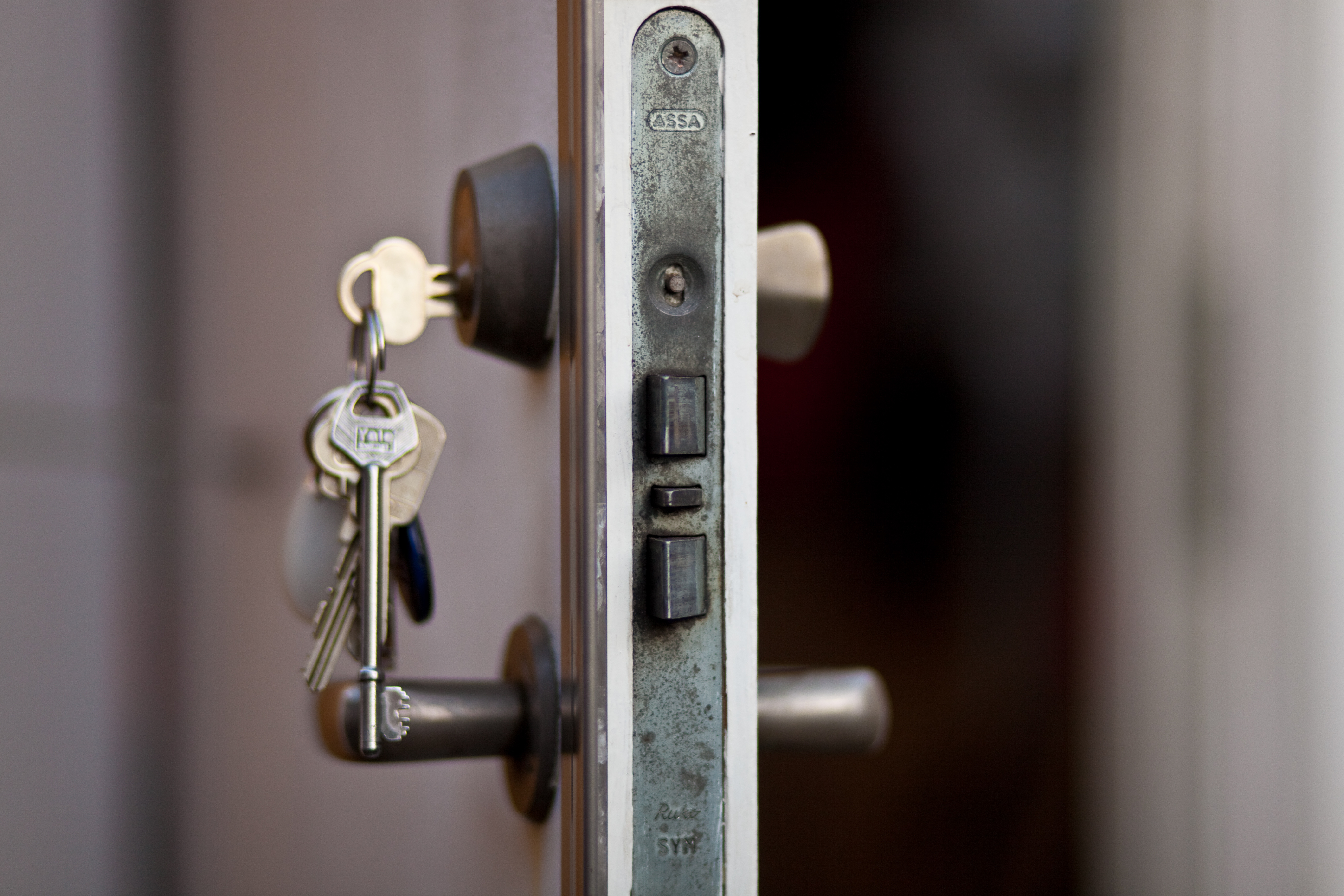 Запирайте дверь в квартире. Замок дверной. Ключ в двери. Ключ в замке двери. Ключи в дверях квартиры.