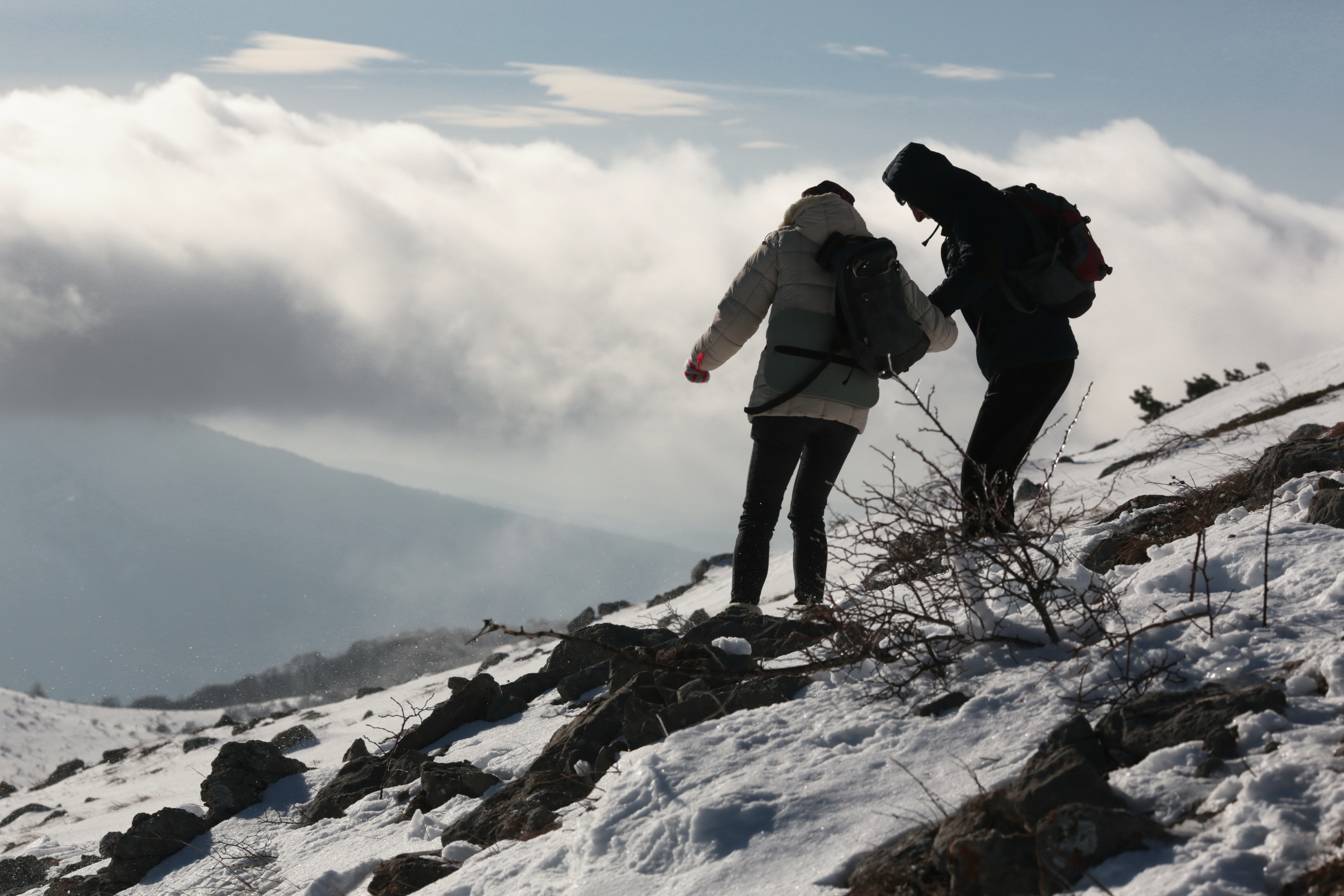 Альпинисты в горах. В горах его нет. Люди живущие в горах. В горах его нет. В горах его нет.
