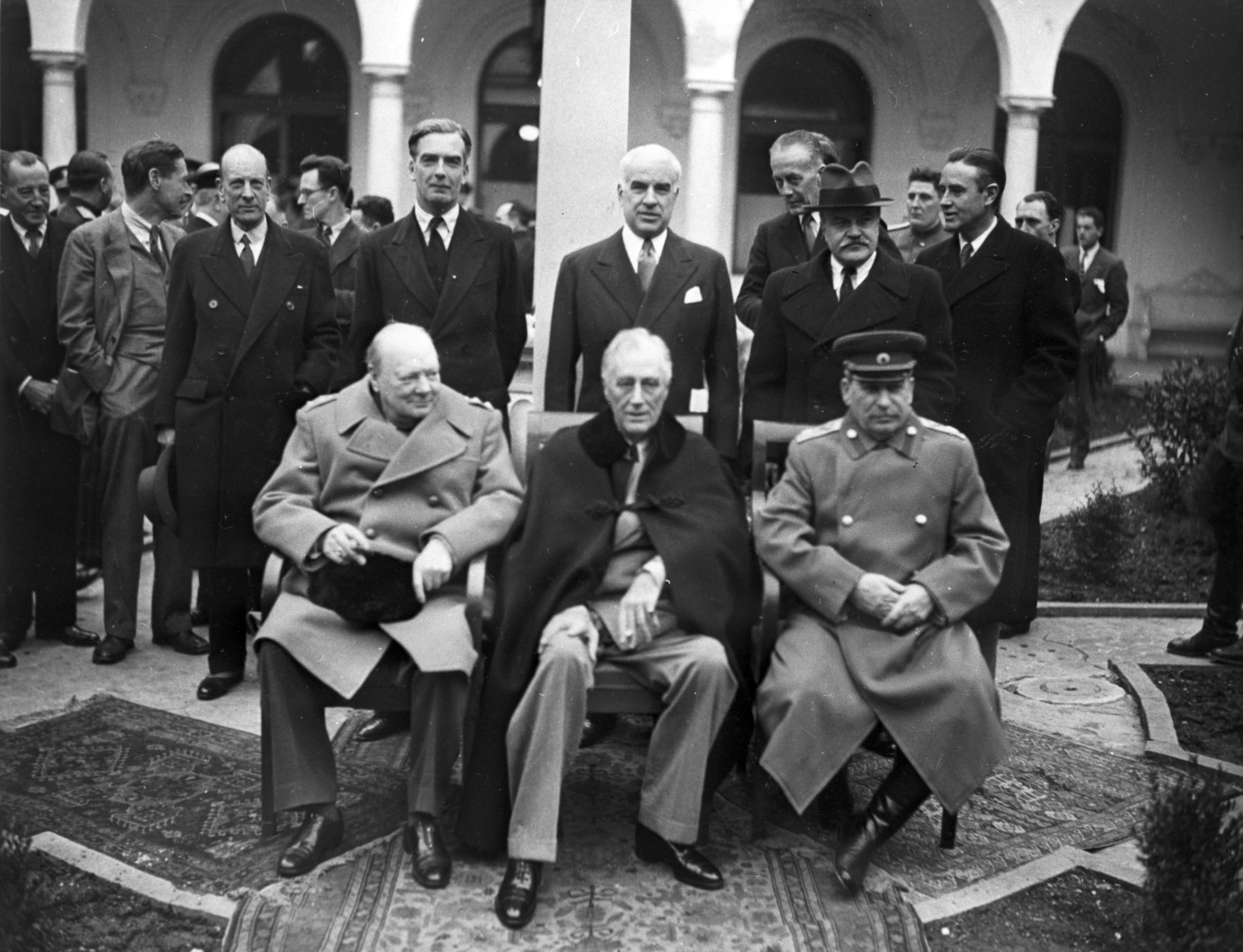 Сталин оон. Сталин Рузвельт и Черчилль на Ялтинской конференции. Рузвельт Черчилль Сталин конференция Ялта. Ялтинская конференция 1945 года. Рузвельт Сталин Черчилль конференция.