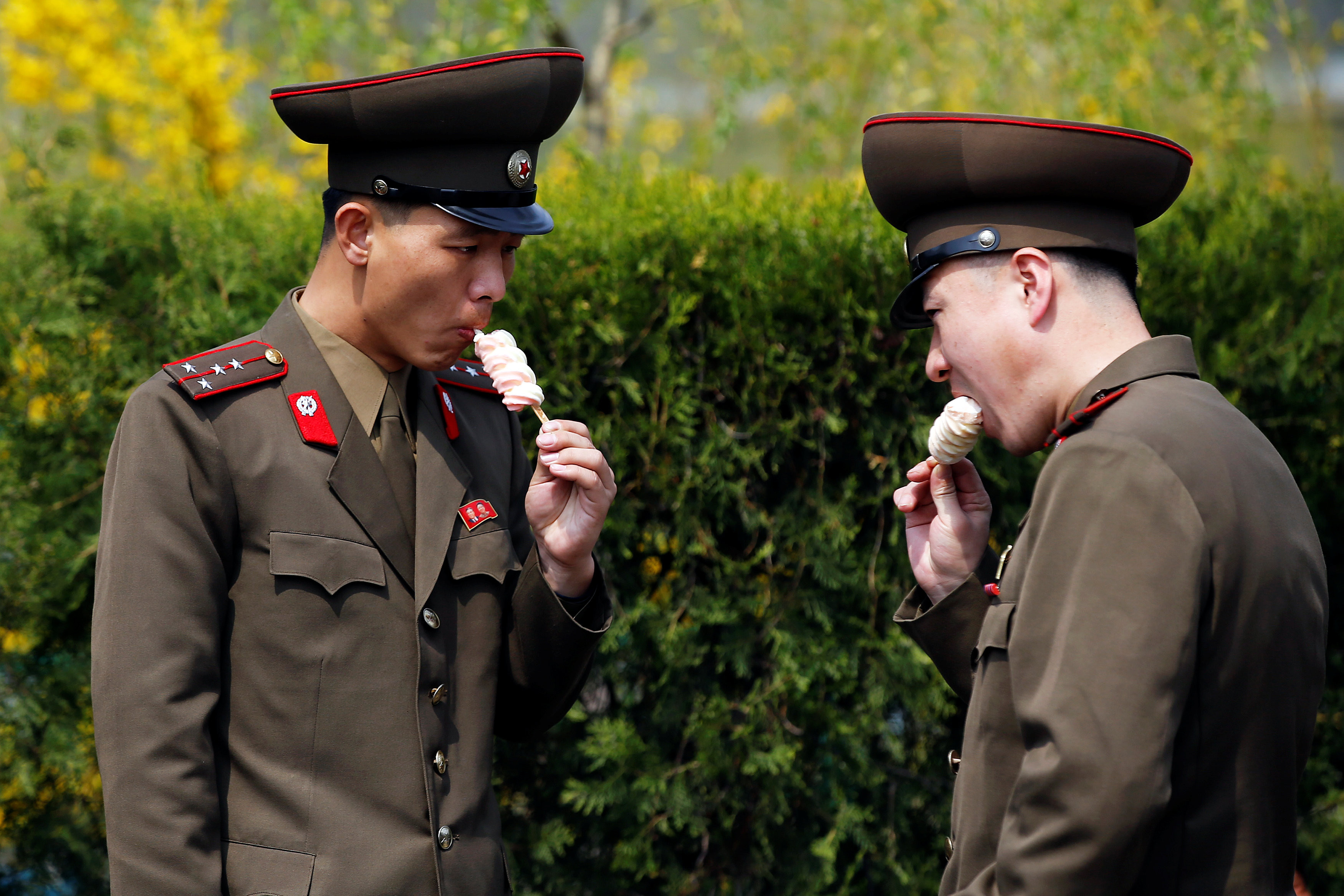 Северокорейские военные едят мороженое на праздновании 105-летия Ким Ир Сена. Фото: &copy;&nbsp;REUTERS/Damir Sagolj