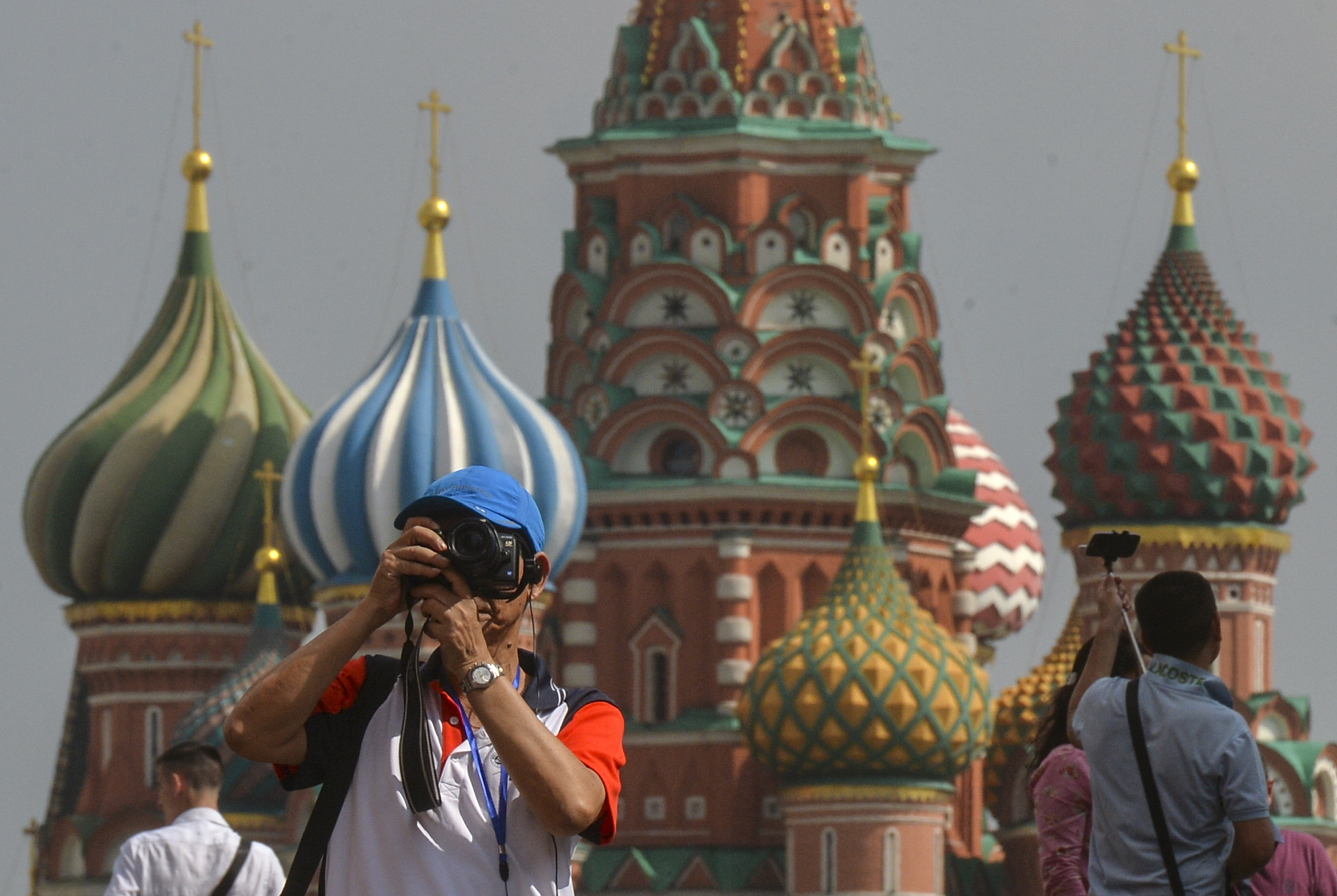 Посещаете эту страну первый. Туристы в России. Иностранные туристы. Туристы в Москве. Туризм в России.