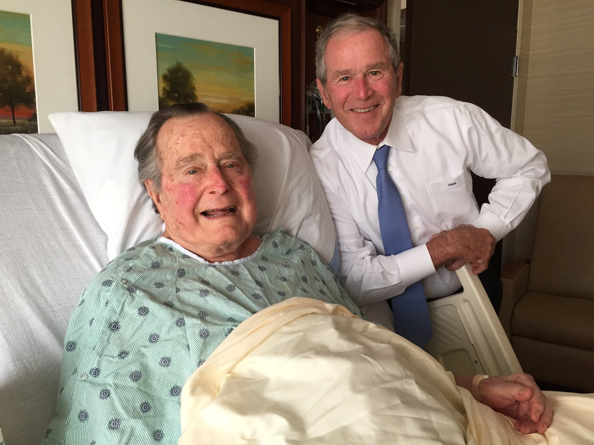 Джордж Буш &mdash; старший (слева) с сыном, навестившим его в больнице. Фото: &copy;&nbsp;Jim McGrath/Handout via REUTERS