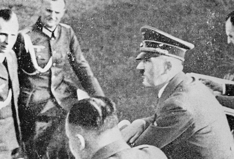 Главный адъютант Гитлера генерал пехоты Рудольф Шмундт (первый слева), фюрер Адольф Гитлер (второй справа). Фото: &copy; РИА Новости