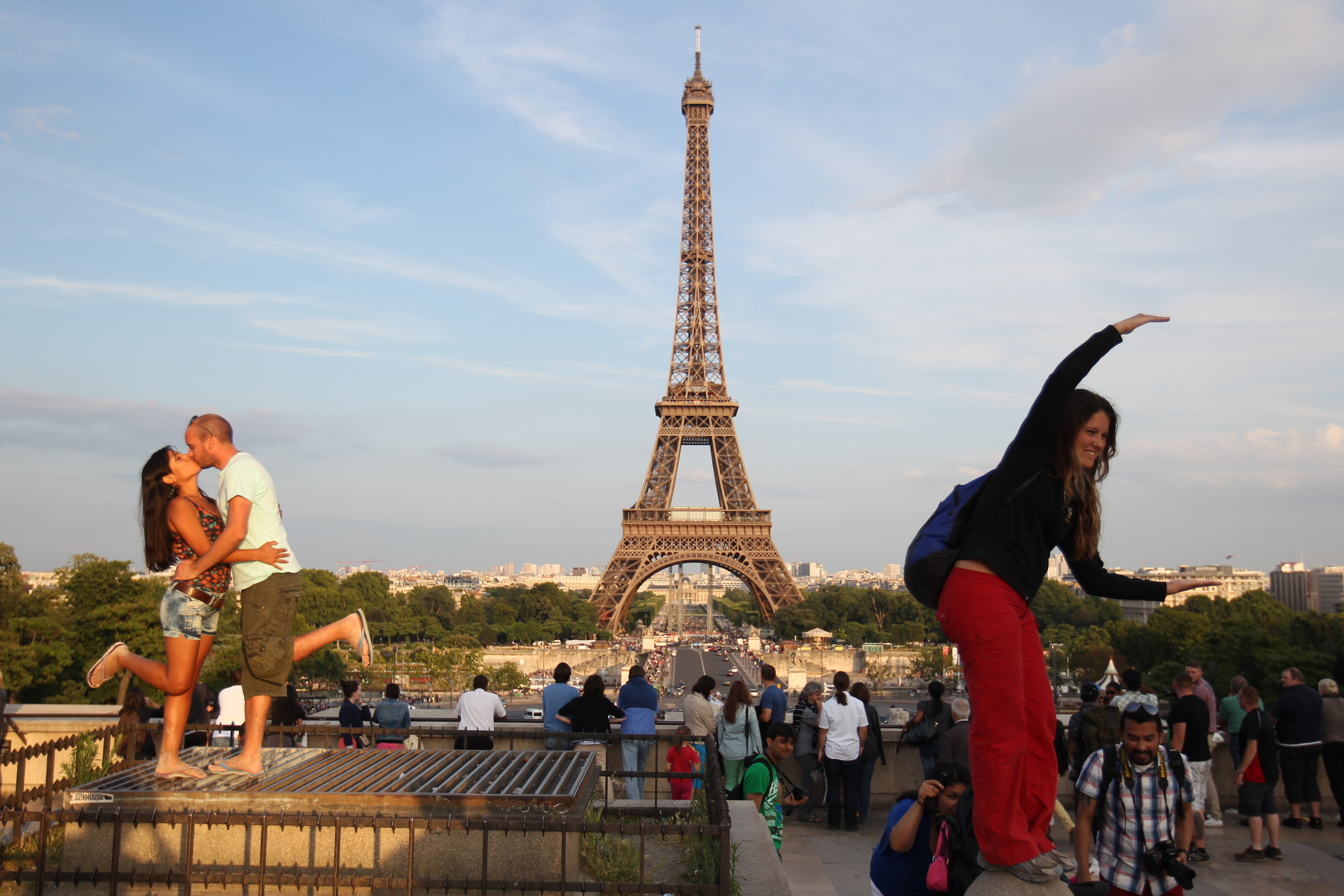 По приезду туристов. Эйфелева башня в Париже. Туристы во Франции. Париж люди. Париж туризм.