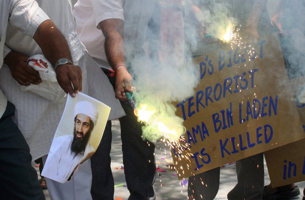 Горящие фотографии Усамы бен Ладена в индийском городе Ахмедабаде.
Фото: &copy; REUTERS/Stringer