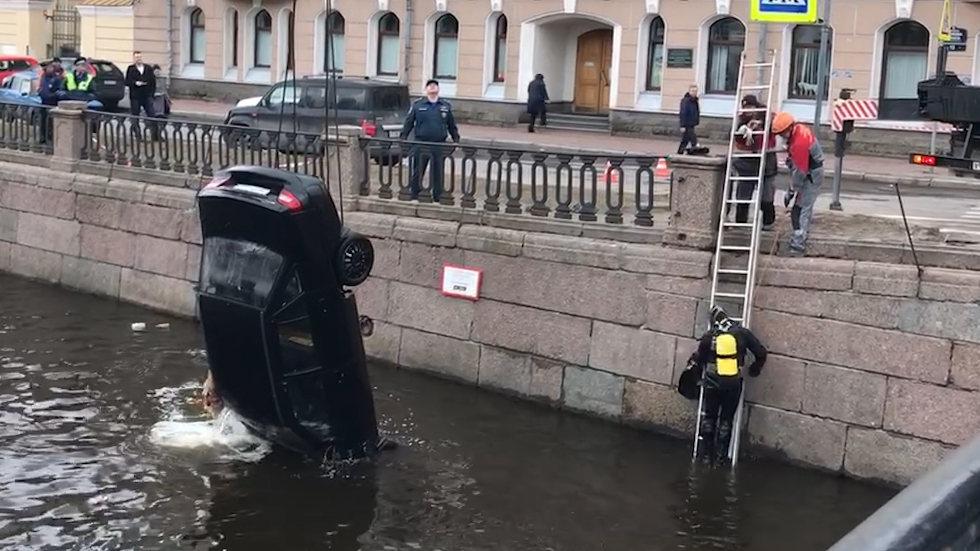 Из Крюкова канала достали упавший в воду автомобиль