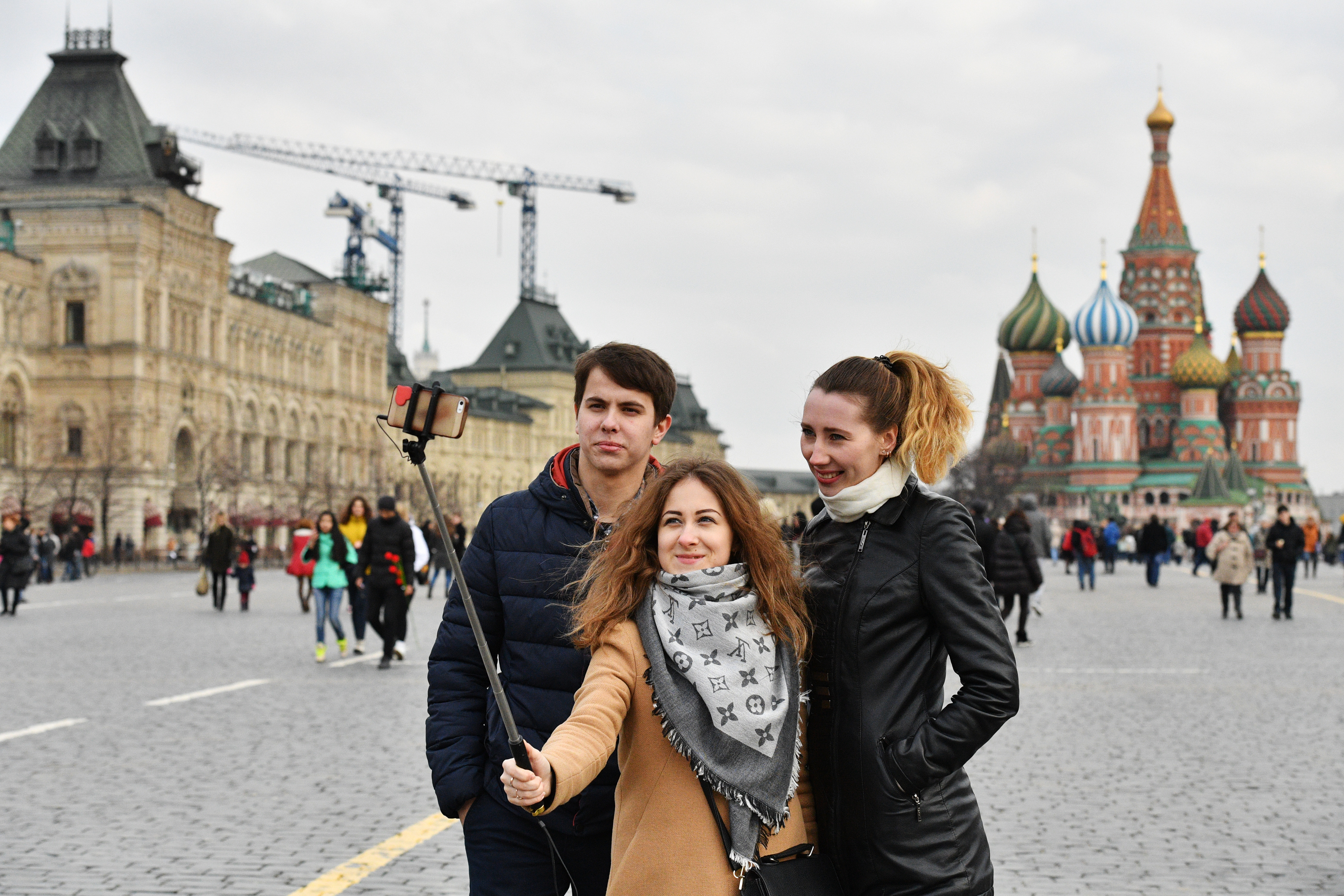 Москва туристов в год. Туристы в России. Туристы в Москве. Люди на красной площади. Фотосессия на красной площади.