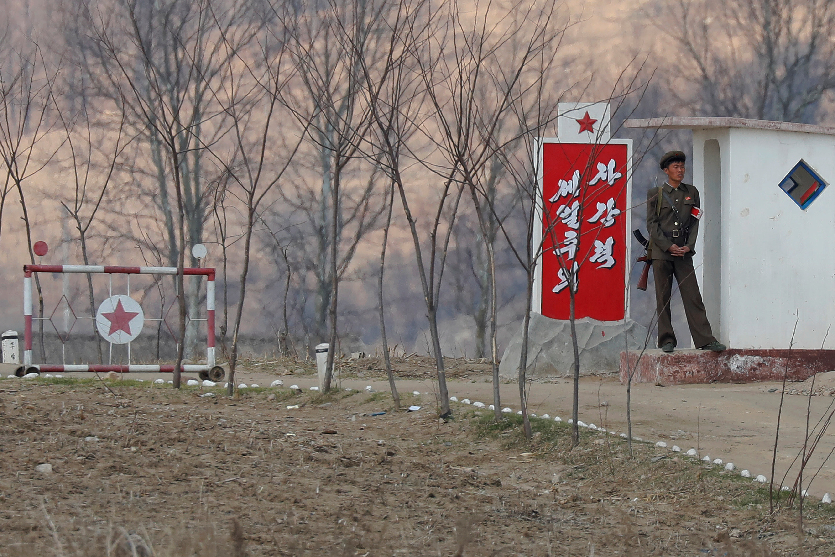 Укрытие корея. Северная Корея и Южная Корея граница. Граница между Китаем и Северной Кореей. Граница Кореи и КНДР. Граница Китая и Северной Кореи.