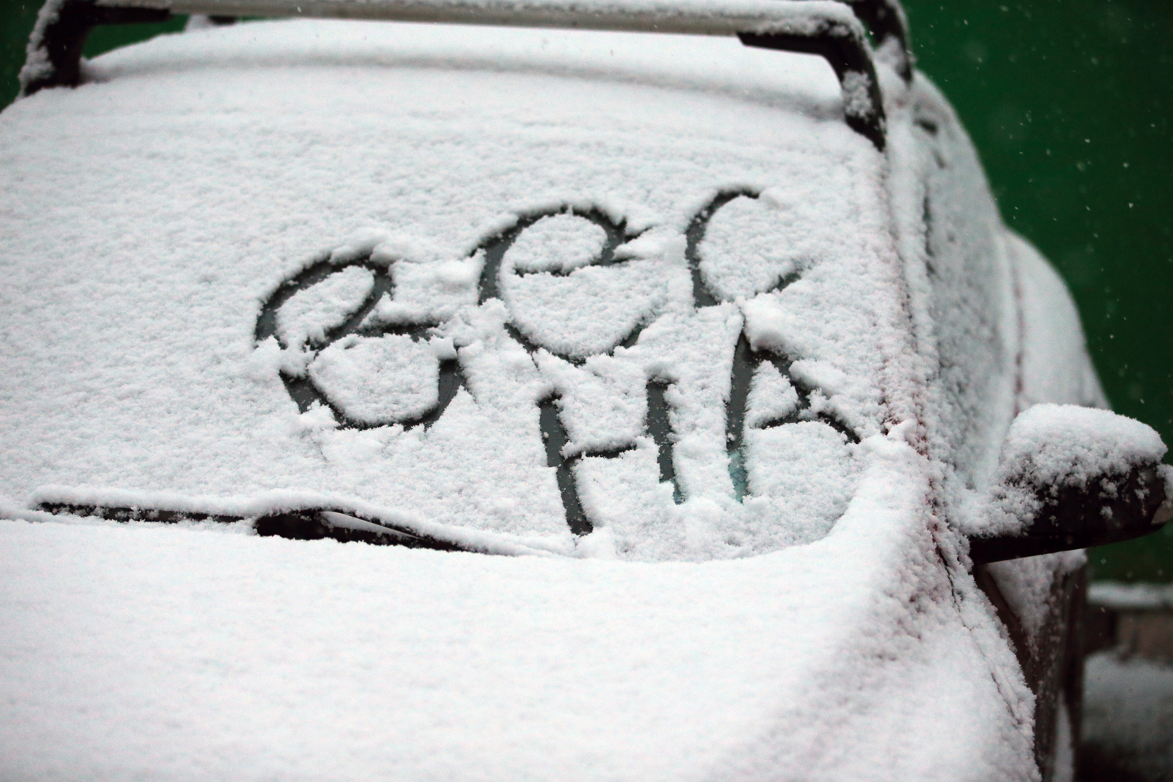 Доброе утро снежный март. Надпись на снегу. Снег в апреле. Зима надпись на снегу.
