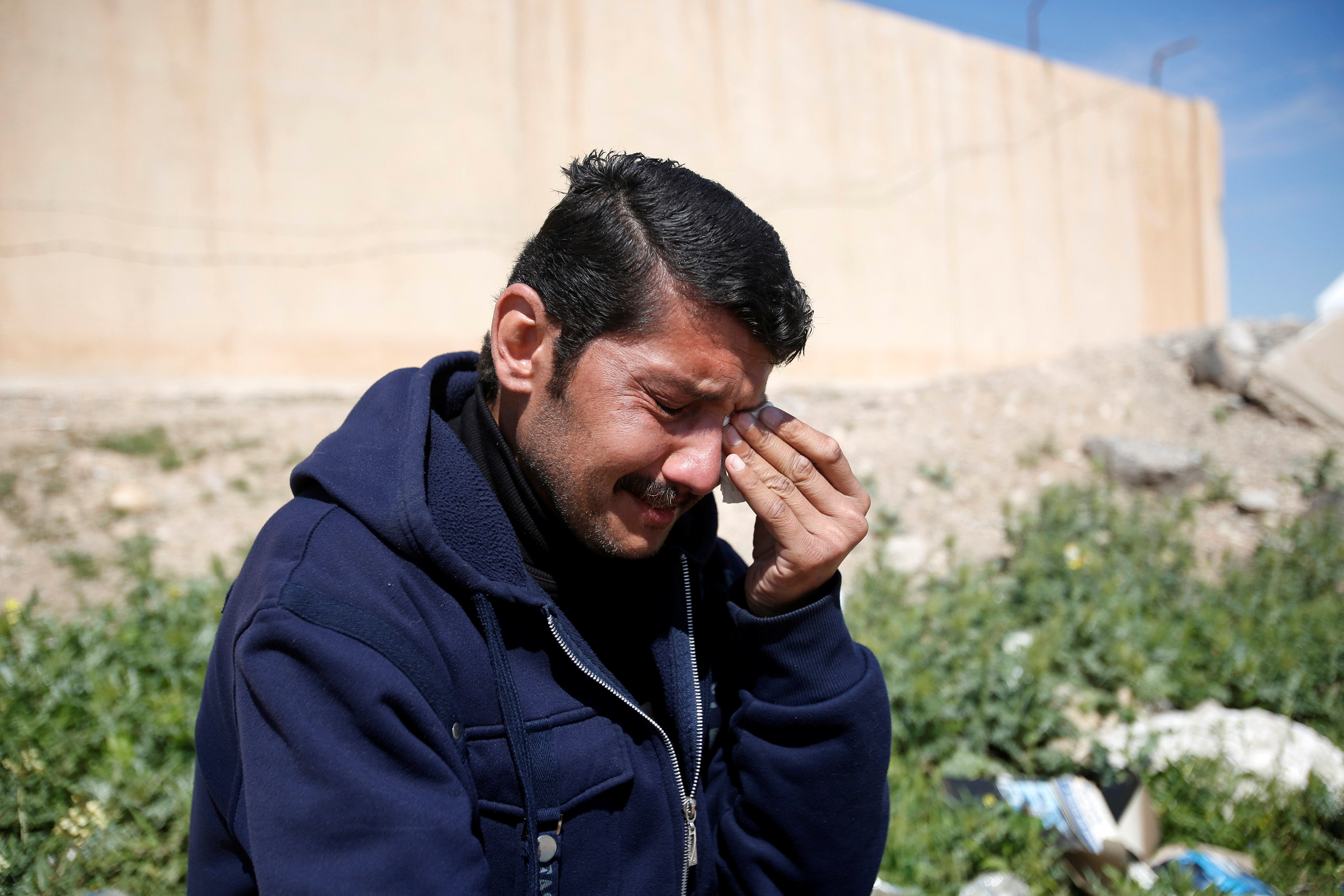 Мужчина оплакивает свою дочь, убитую боевиками ИГИЛ. Фото: &copy;&nbsp;REUTERS/Khalid al Mousily