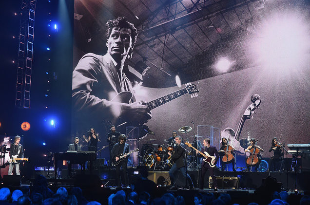 Фронтмен группы Electric Light Orchestra Джефф Линн отдает&nbsp;дань памяти Чаку Берри на сцене 32-й ежегодной церемонии открытия Зала славы рок-н-ролла. Фото: &copy; Billboard