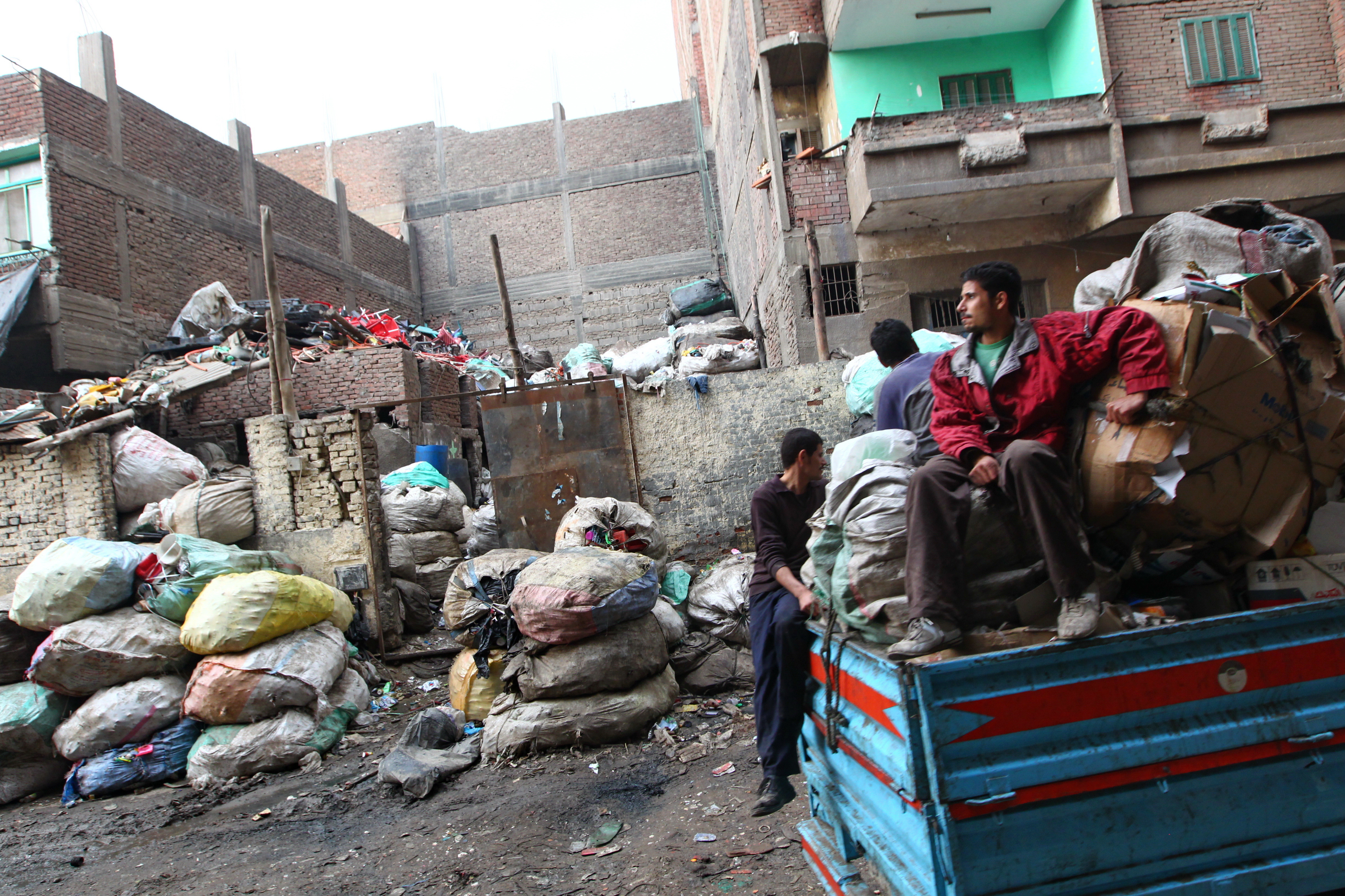 В районе мусорке. Город мусорщиков в Каире. Заббалин Каир. Маншият-Насир город мусорщиков. Маншият-Насир Египет.