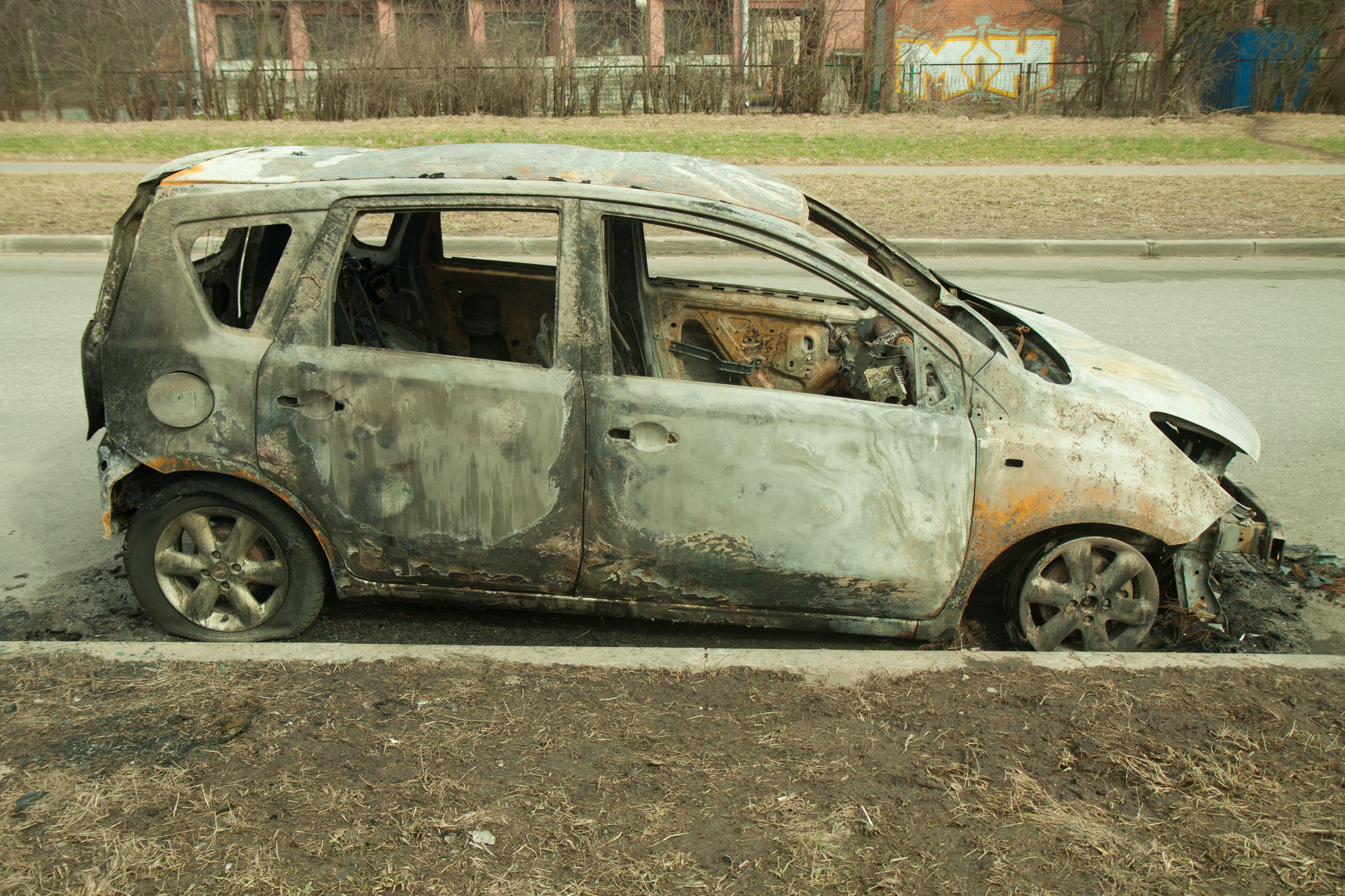 В Пушкине неизвестный пироман терроризирует автовладельцев