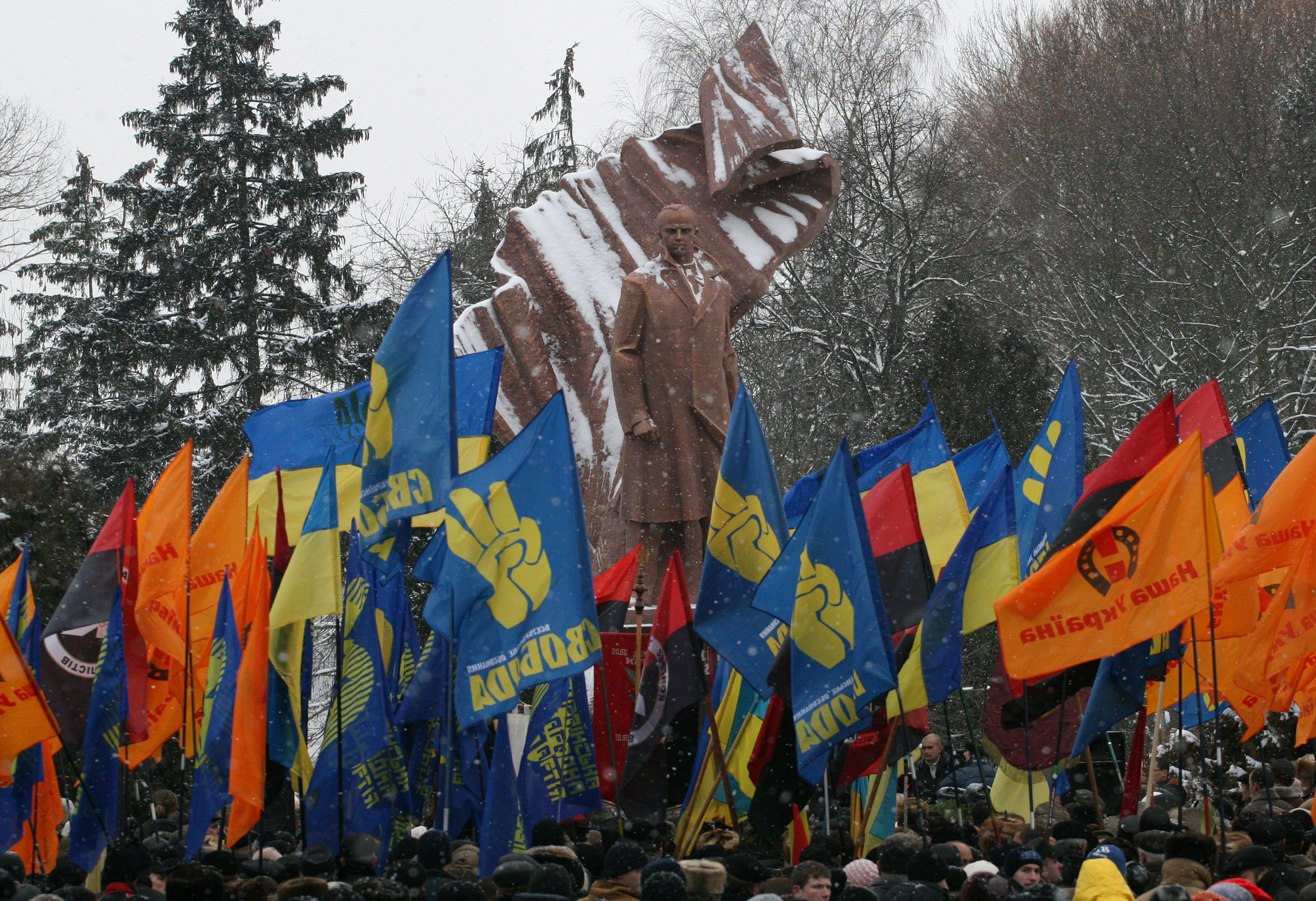 Памятник бандере. Ивано-Франковск памятник Бандере. Памятник Степану Бандере (Тернополь). Памятник Степану Бандере в Ивано Франковске. Степан Бандера памятник в Украине.