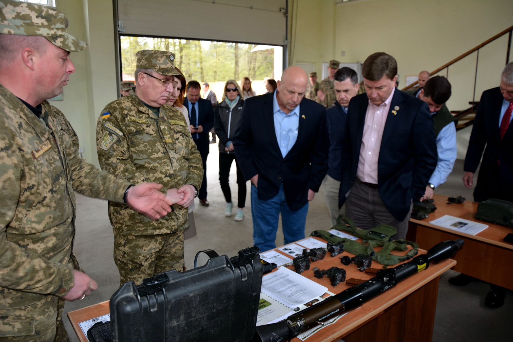 Делегация&nbsp;из США осматривает военный полигон во Львовской области (Майк Роджерс в розовой рубашке и темном пиджаке). Фото: Министерство обороны Украины
