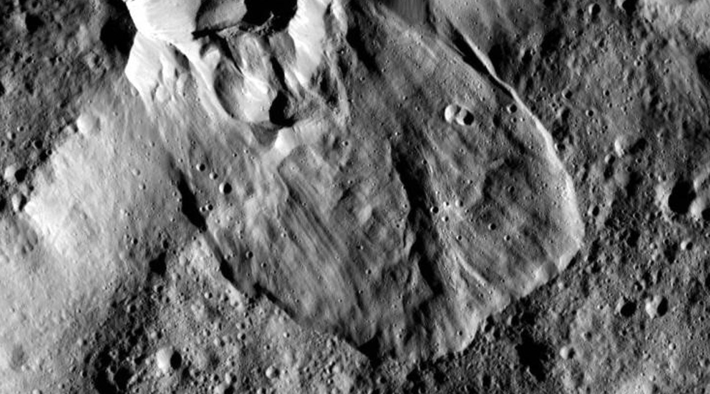 Один из оползней на Церере отдалённо напоминает голову Барта Симпсона. Фото: &copy; NASA