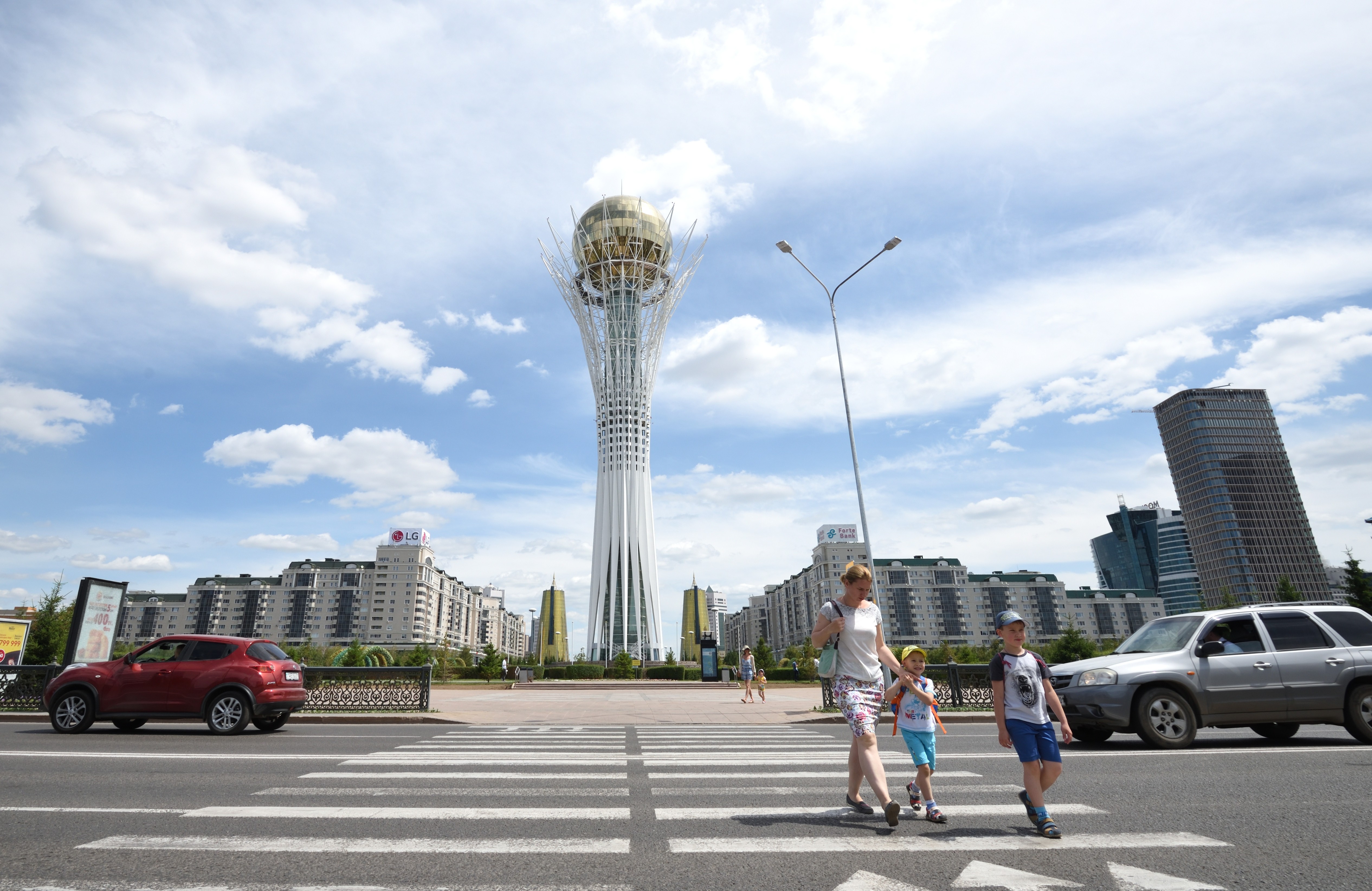 Астана жители. Монумент Астана-Байтерек. Байтерек Астана. Астана Казахстан население. Население города Астана.