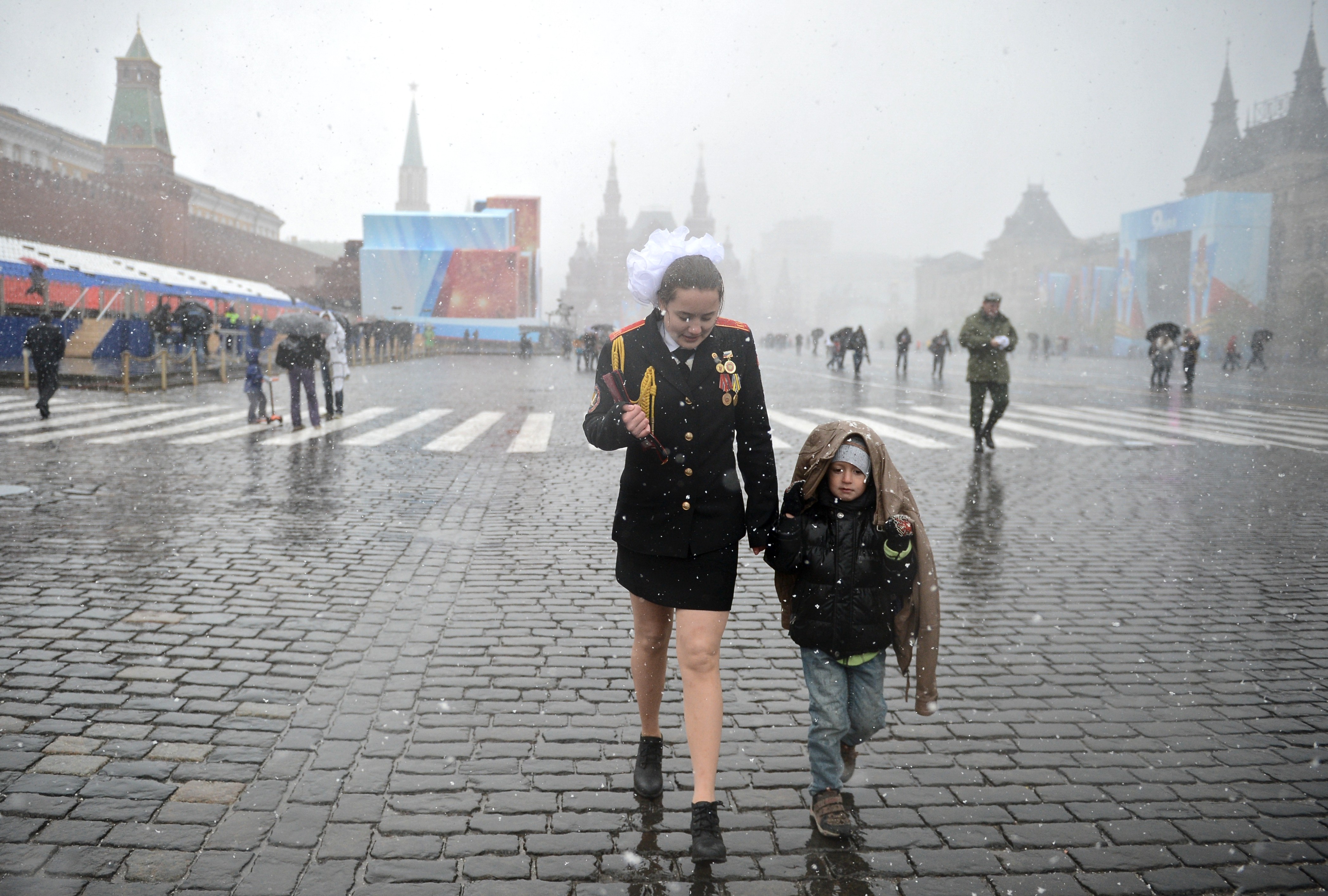 Ветер в москве сегодня когда закончится. Красная площадь дождь. Дождь в Москве. Дождик в Москве. Парад Победы в дождь.