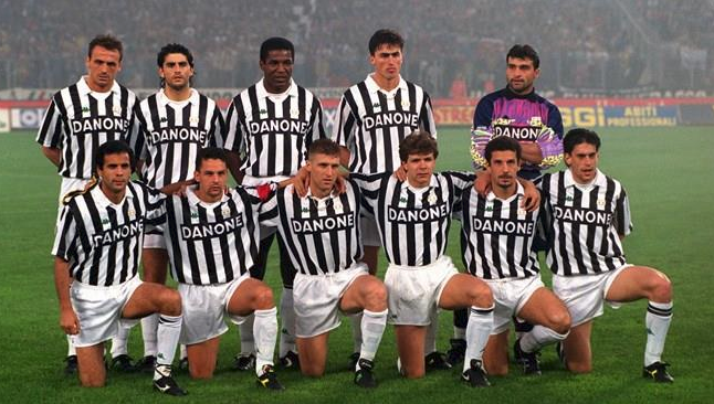 "Ювентус" в финале Кубка УЕФА — 1993. Каррера третий слева в нижнем ряду Фото: twitter.com