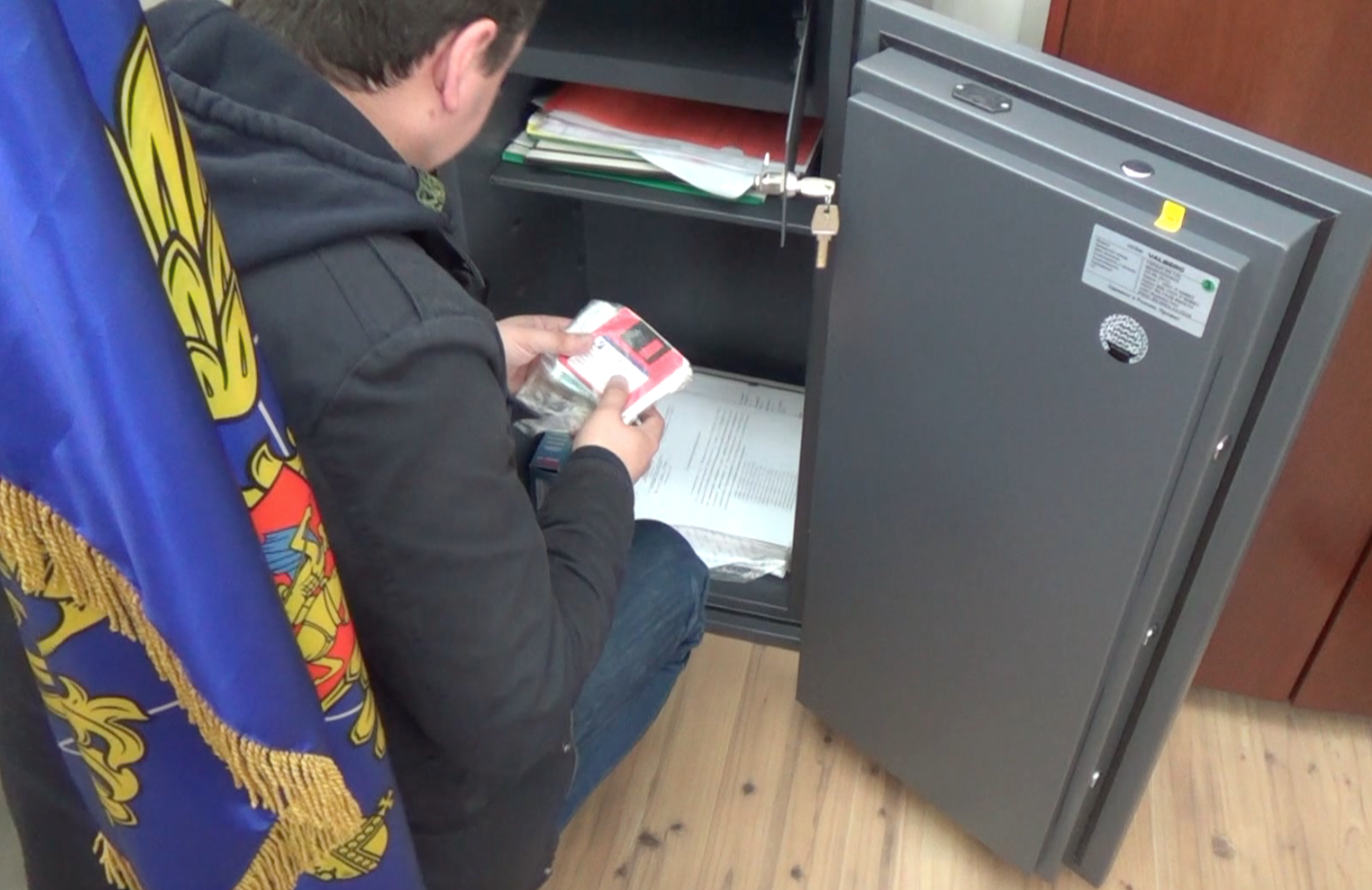 Фото: © УФСБ РФ по Петербургу и Ленобласти Контрразведчики обыскивают кабинет одного из руководителей Санкт-Петербургского университета Бонч-Бруевича