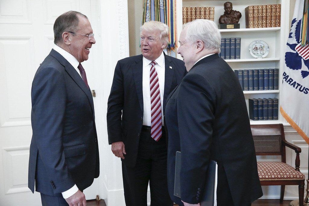 (Слева направо) Глава МИД РФ Сергей Лавров, президент США Дональд Трамп, посол РФ в США Сергей Кисляк. Фото: посольство РФ в США