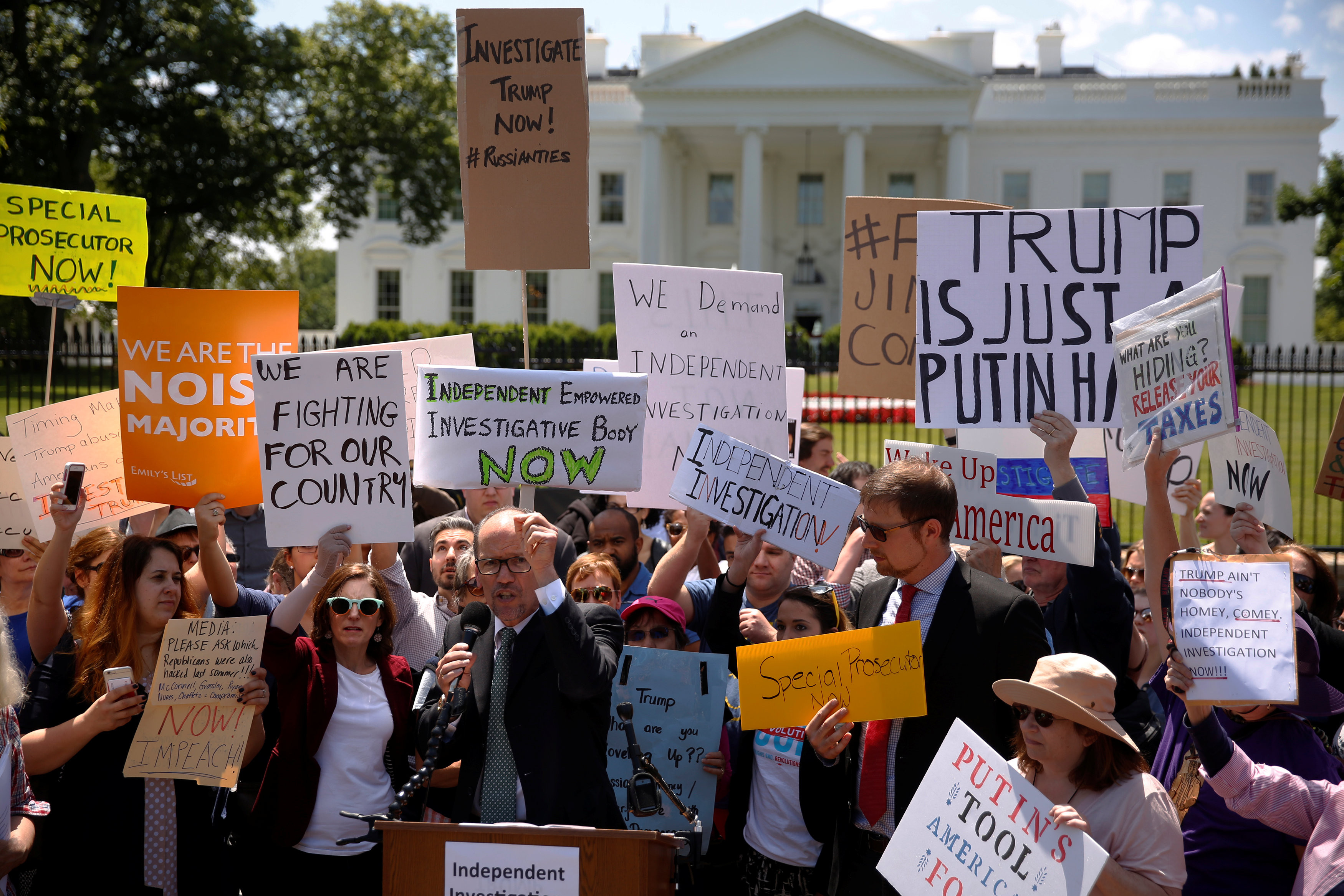 Протесты возле Белого дома по поводу увольнения главы ФБР Джеймса Коми. Фото: REUTERS/Jonathan Ernst