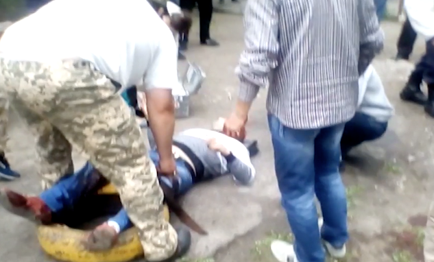 Раненый таксист, кадр из видео с YouTube