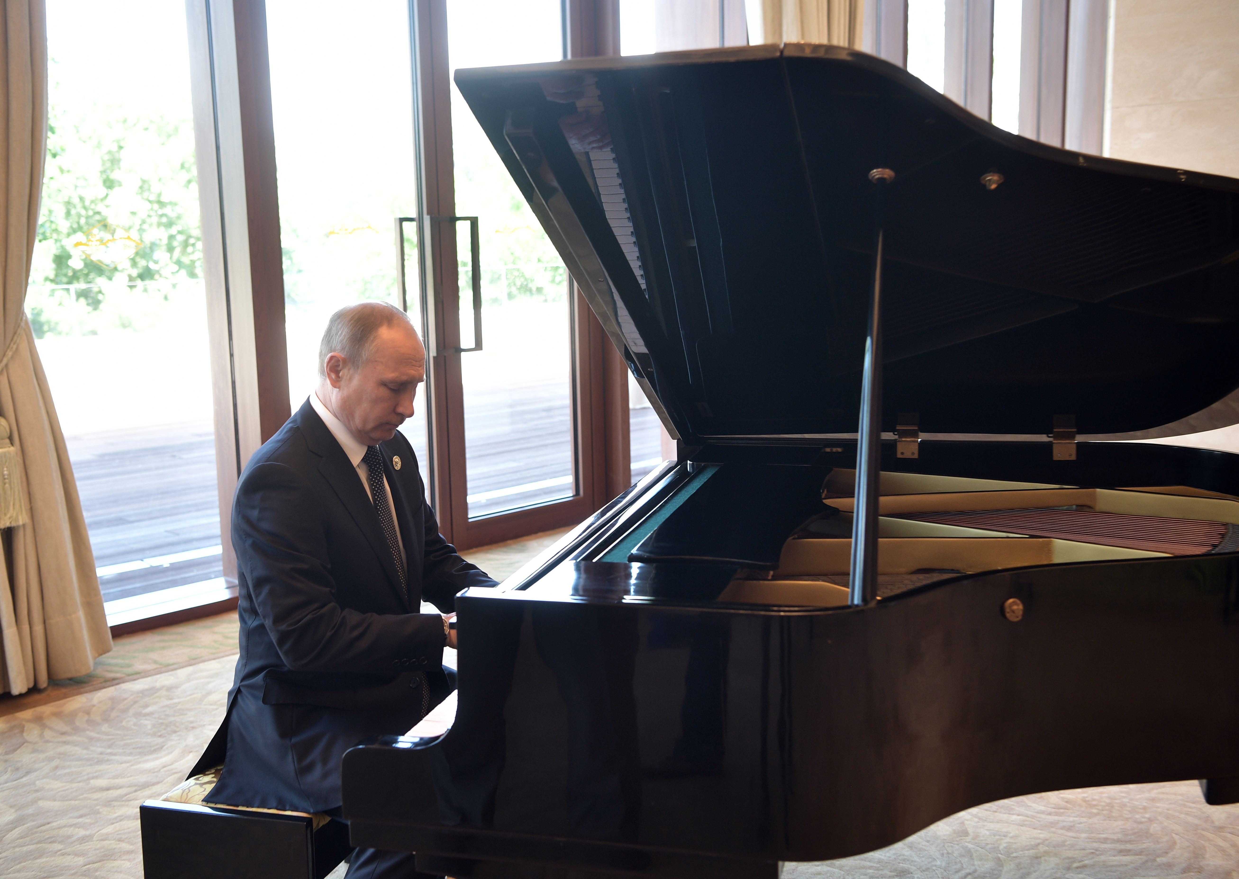 Владимир Путин играет на рояле перед встречей с главой КНР / Фото: &copy;РИА Новости/ Алексей Никольский&nbsp;