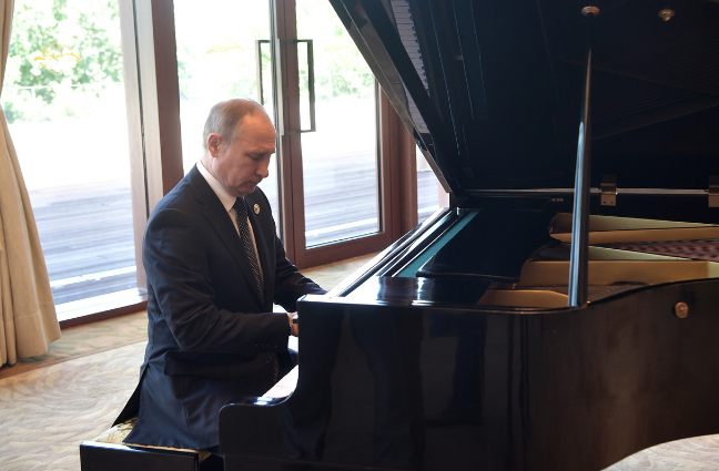 Владимир Путин играет на рояле перед встречей с главой КНР / Фото: &copy;РИА Новости/ Алексей Никольский &nbsp;