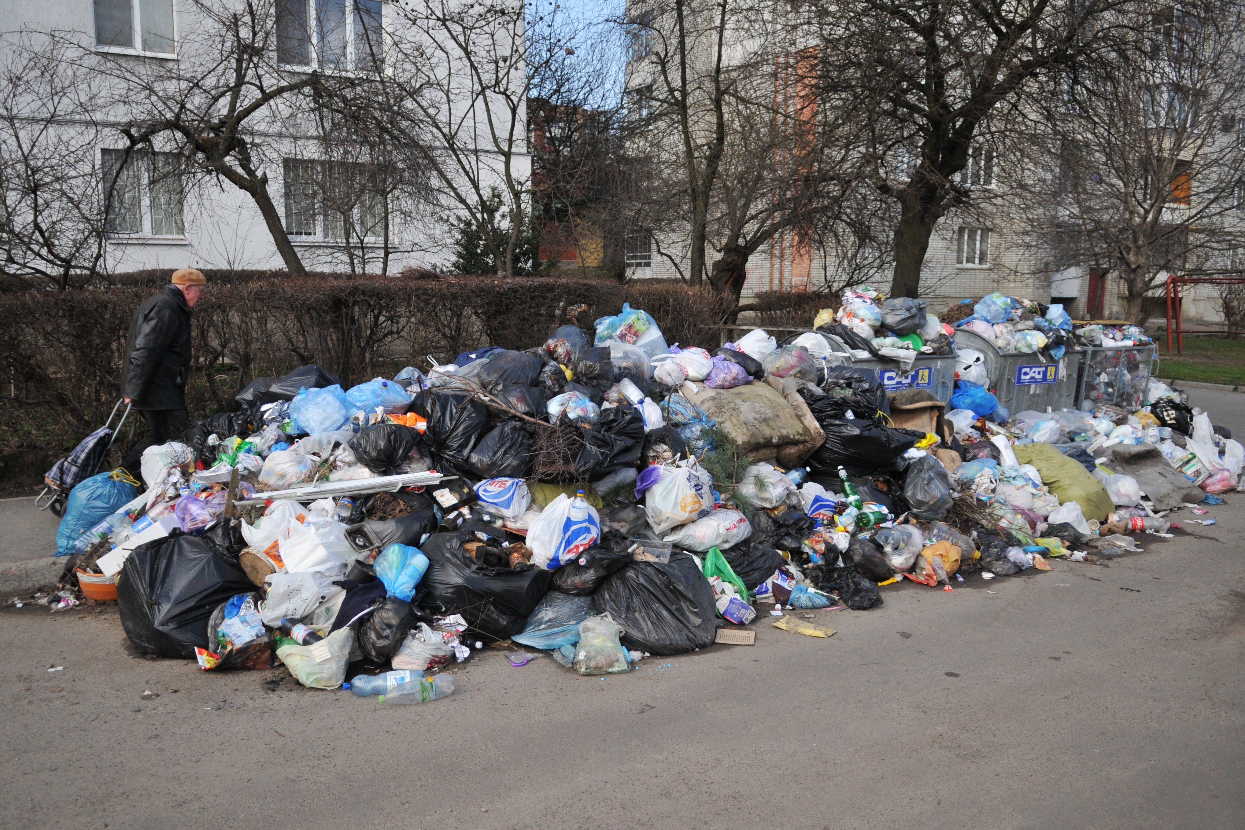 Невывезенный мусор в городе Львов на Украине. Фото: &copy;РИА Новости /&nbsp;Стрингер