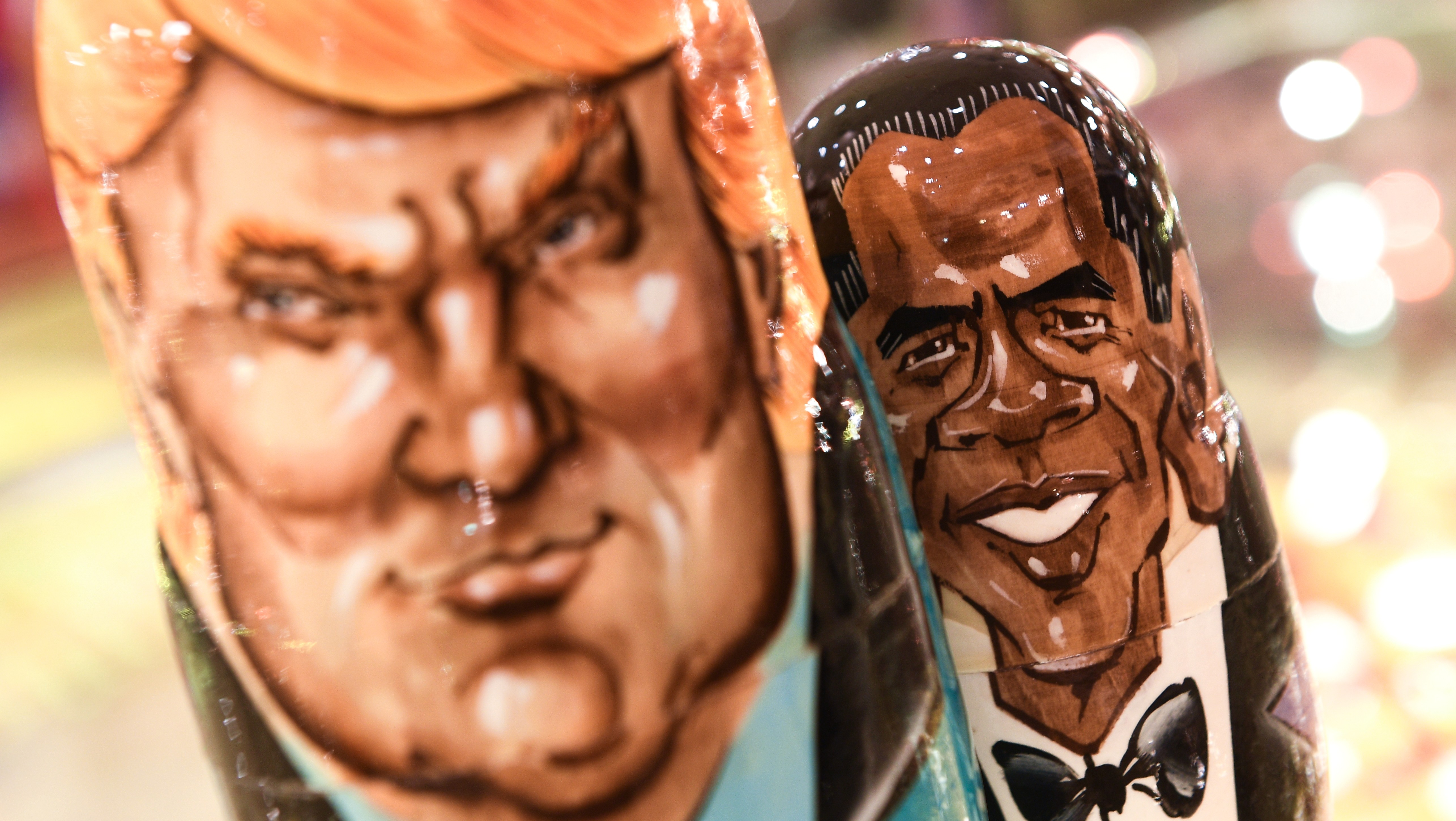 Матрешки с изображением президента США Дональда Трампа и бывшего президента Барака Обамы в сувенирном магазине в Москве. 
Фото: &copy; РИА Новости/Владимир Астапкович&nbsp;