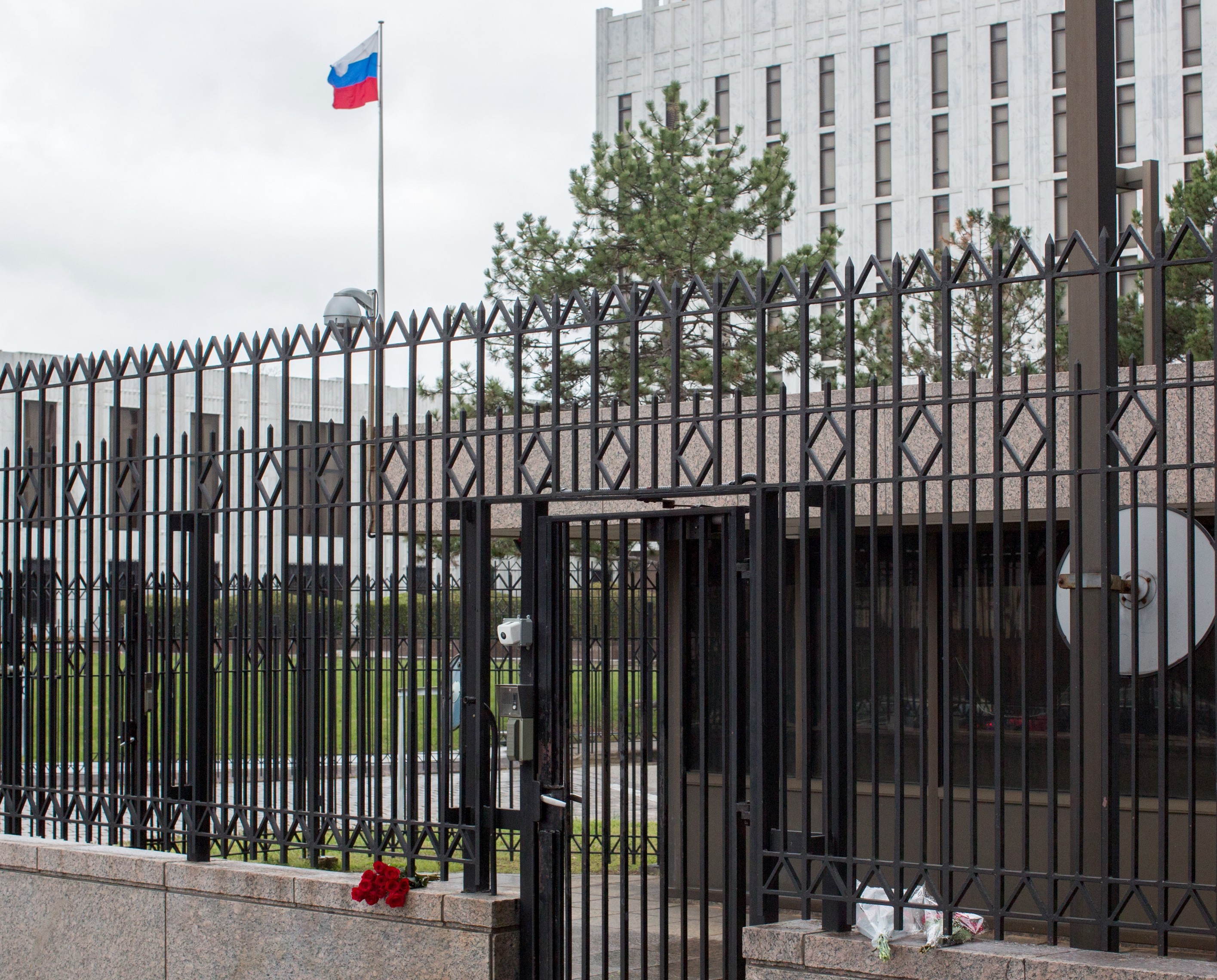 1 российское посольство. Посольство РФ В США. Посольство России в Вашингтоне. Забор посольства США В Москве.