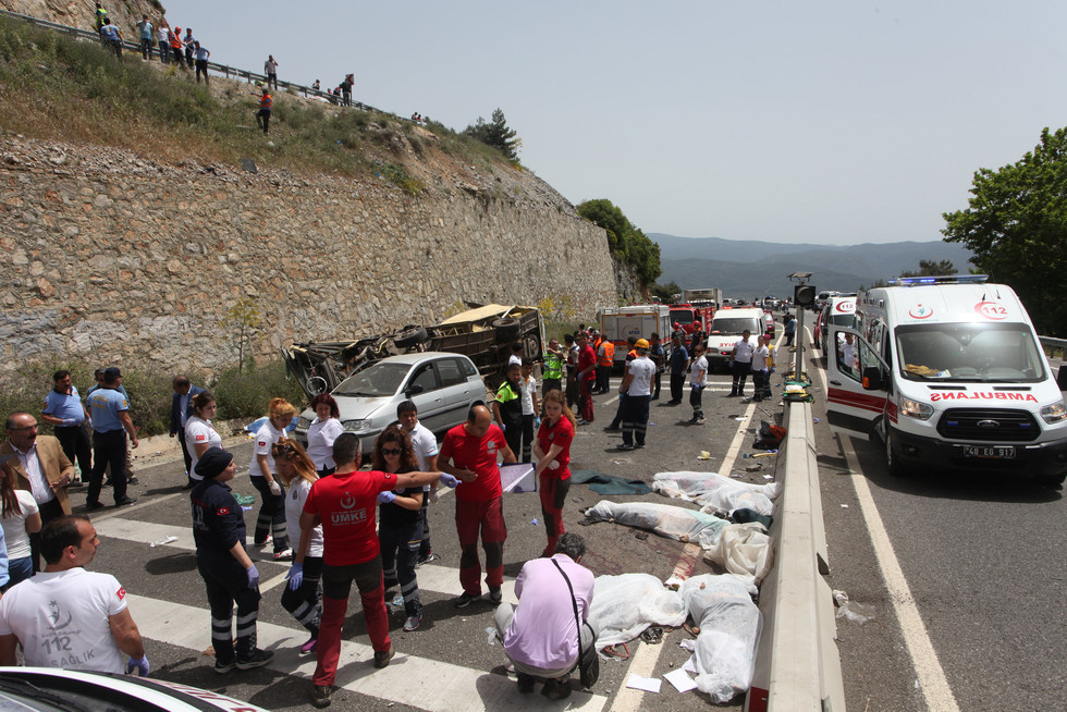 Последствия автокатастрофы с туристическим автобусом в Турции 13 мая 2016 года. Фото: © REUTERS/Kenan Gurbuz