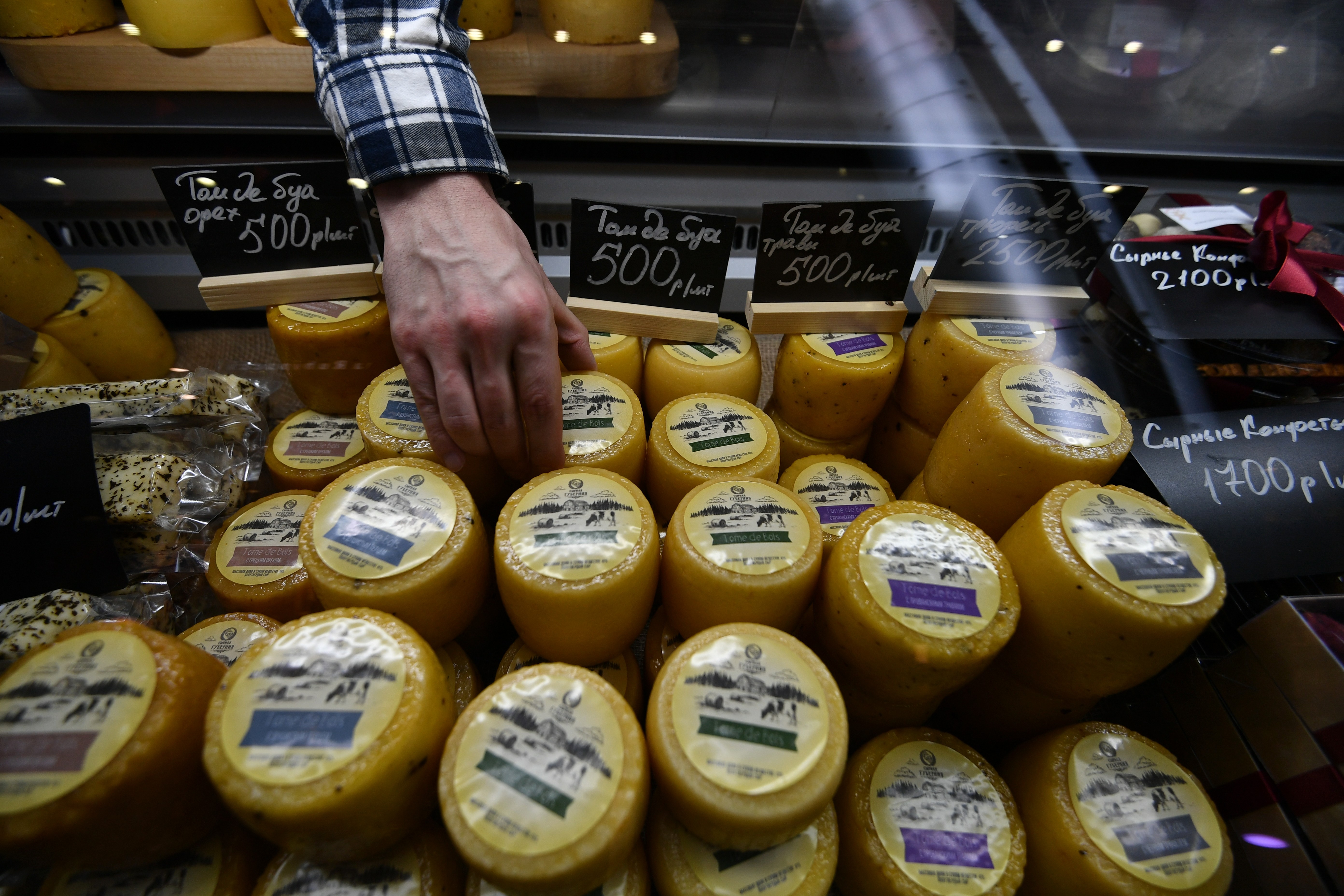 Сыр на&nbsp;витрине. Фото: &copy; РИА Новости/Максим Блинов