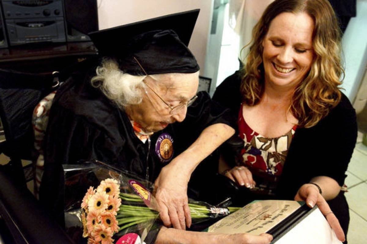 Женщине впервые видит свой диплом. Фото: Facebook/Pittsburgh Post-Gazette