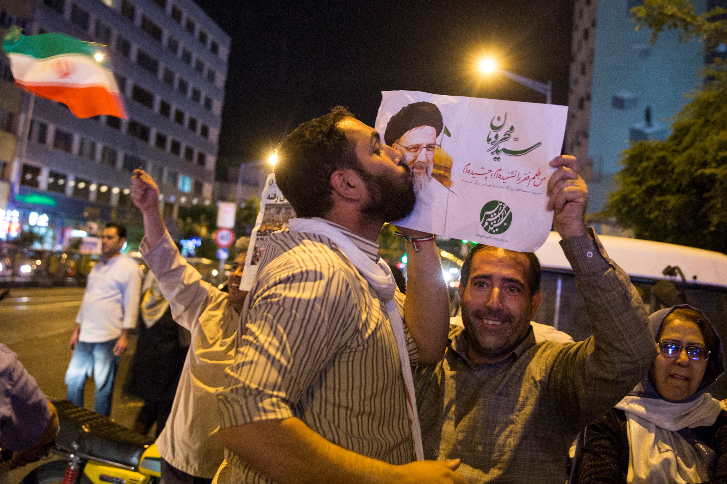 Сторонник иранского кандидата в президенты целует плакат на митинге. Фото: &copy; Reuters