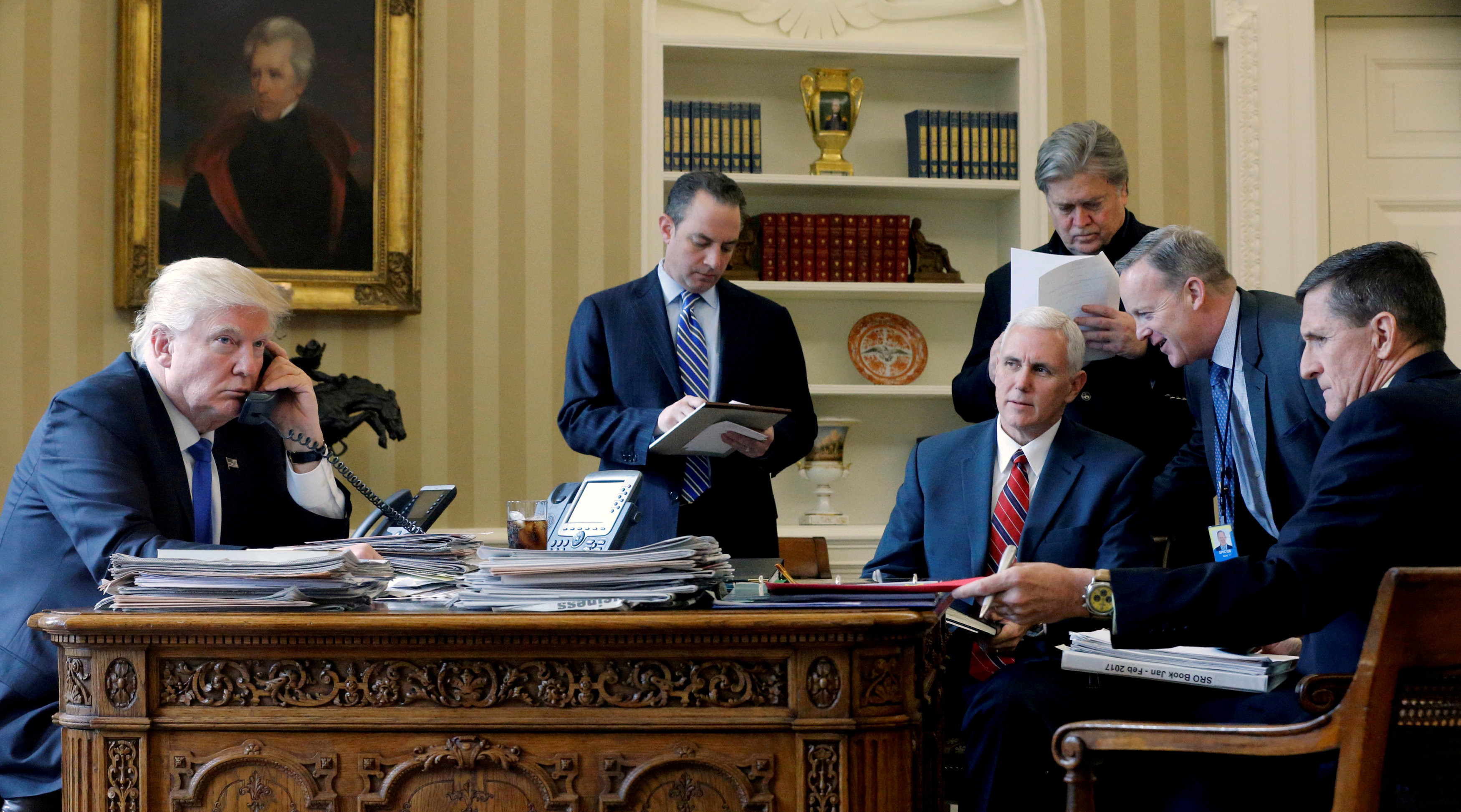 Администрация президента США Дональда Трампа в Овальном кабинете. Экс-советник по нацбезопасности Майкл Флинн - крайний справа. Фото:REUTERS/Jonathan Ernst/File Photo