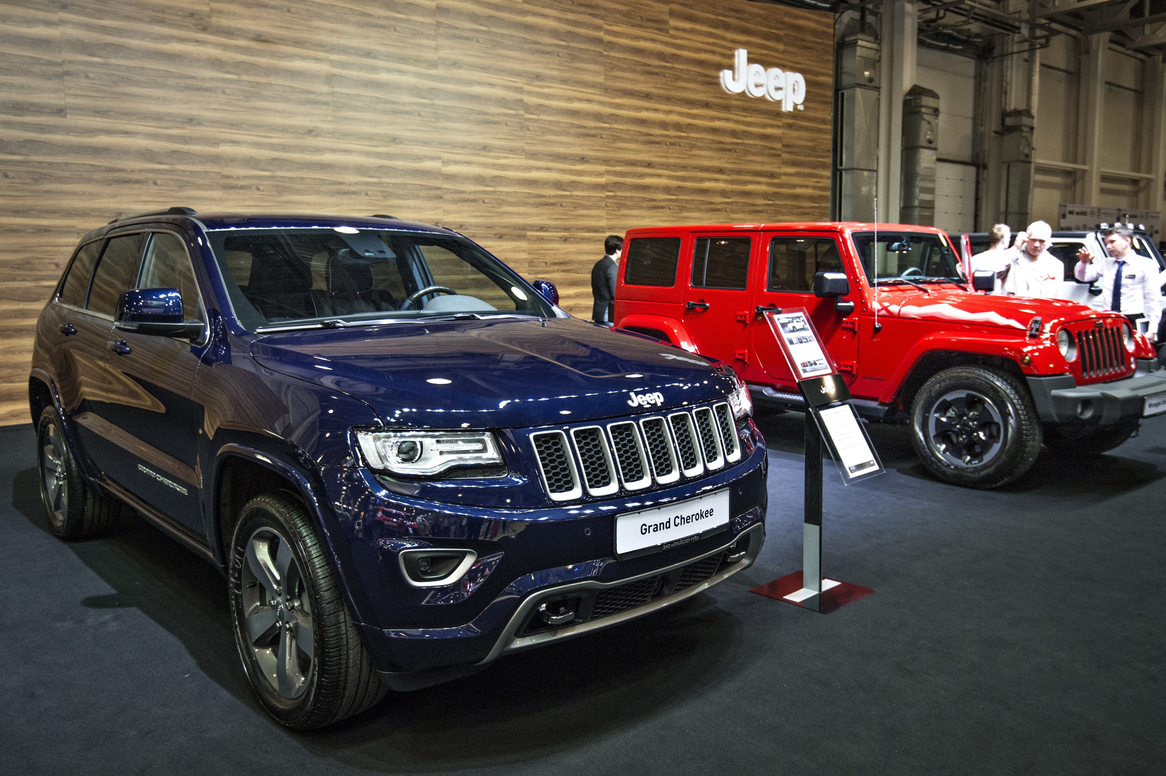 Автомобиль Jeep Grand Cherokee (слева). Фото: &copy;РИА Новости / Владимир Песня&nbsp;