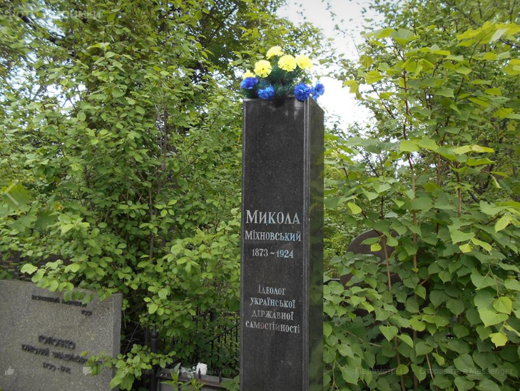 Бюст Михновского на Байковом кладбище в Киеве / Фото: соцсети