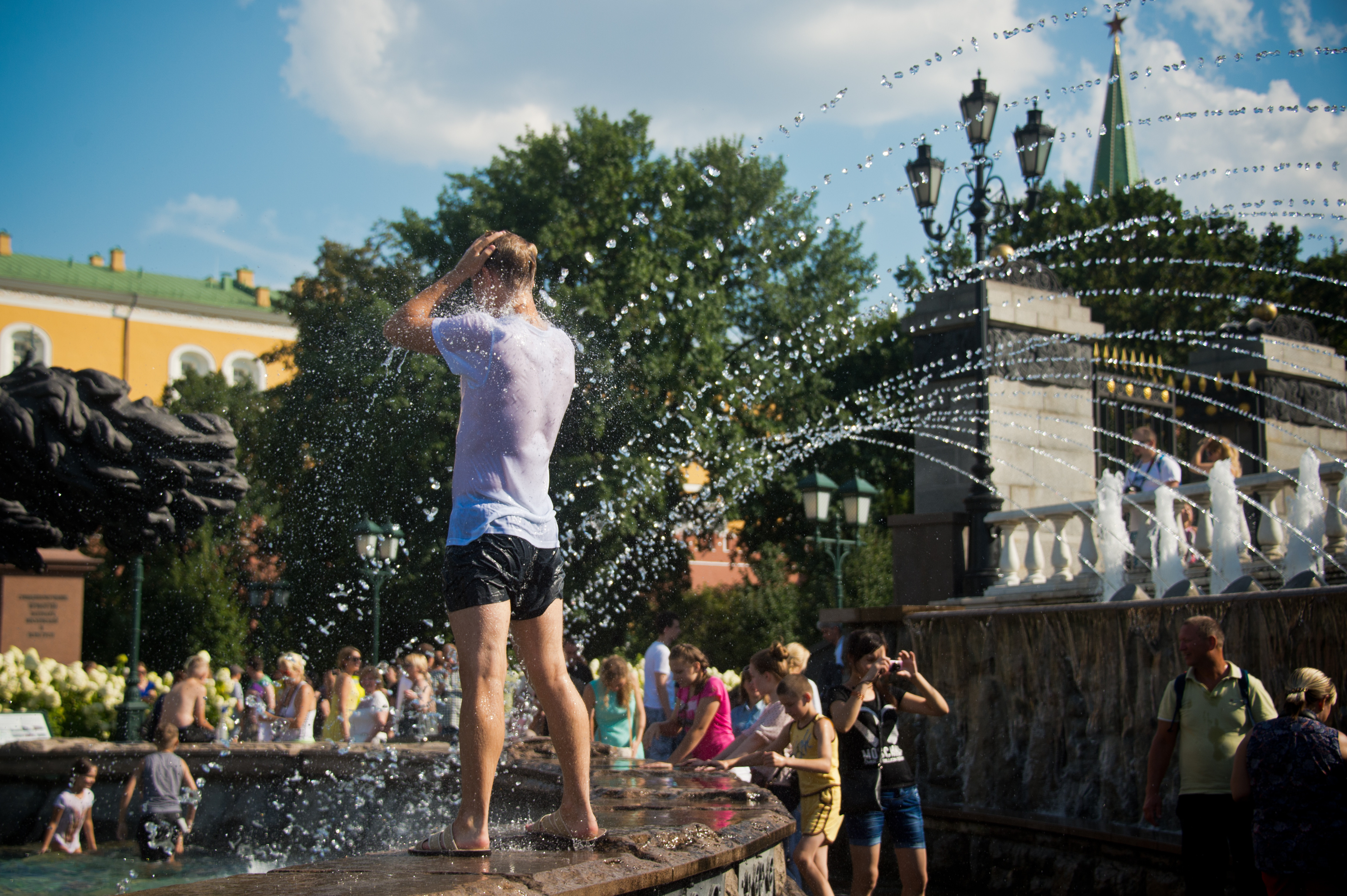 Мужчина купается в фонтане на&nbsp;Манежной площади. Фото: &copy;РИА Новости /&nbsp;Владимир Сергеев