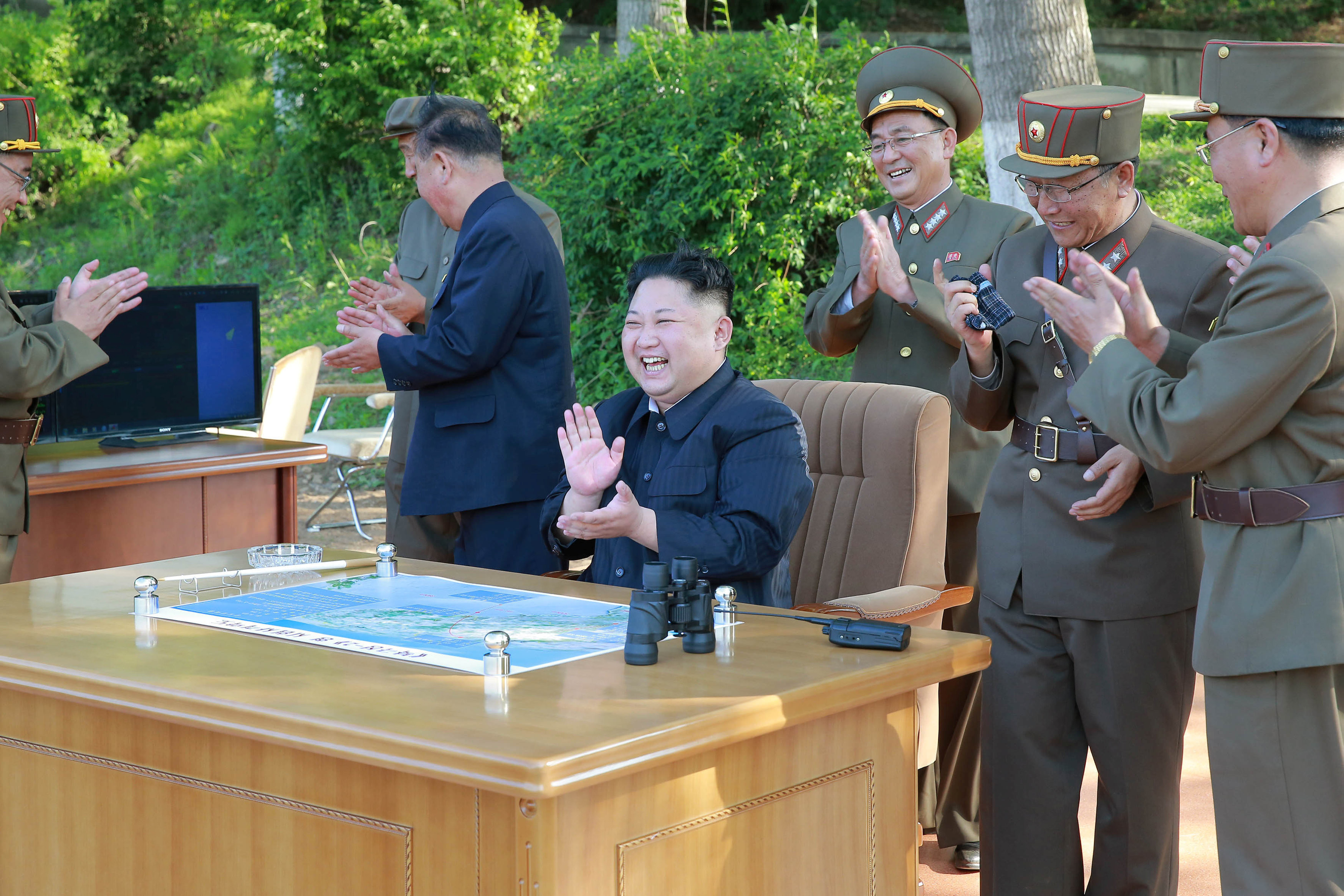 Севернокорейский лидер Ким Чен Ын во время смотра&nbsp;ракеты средней дальности "Пуккыксон-2"
Фото: &copy; REUTERS