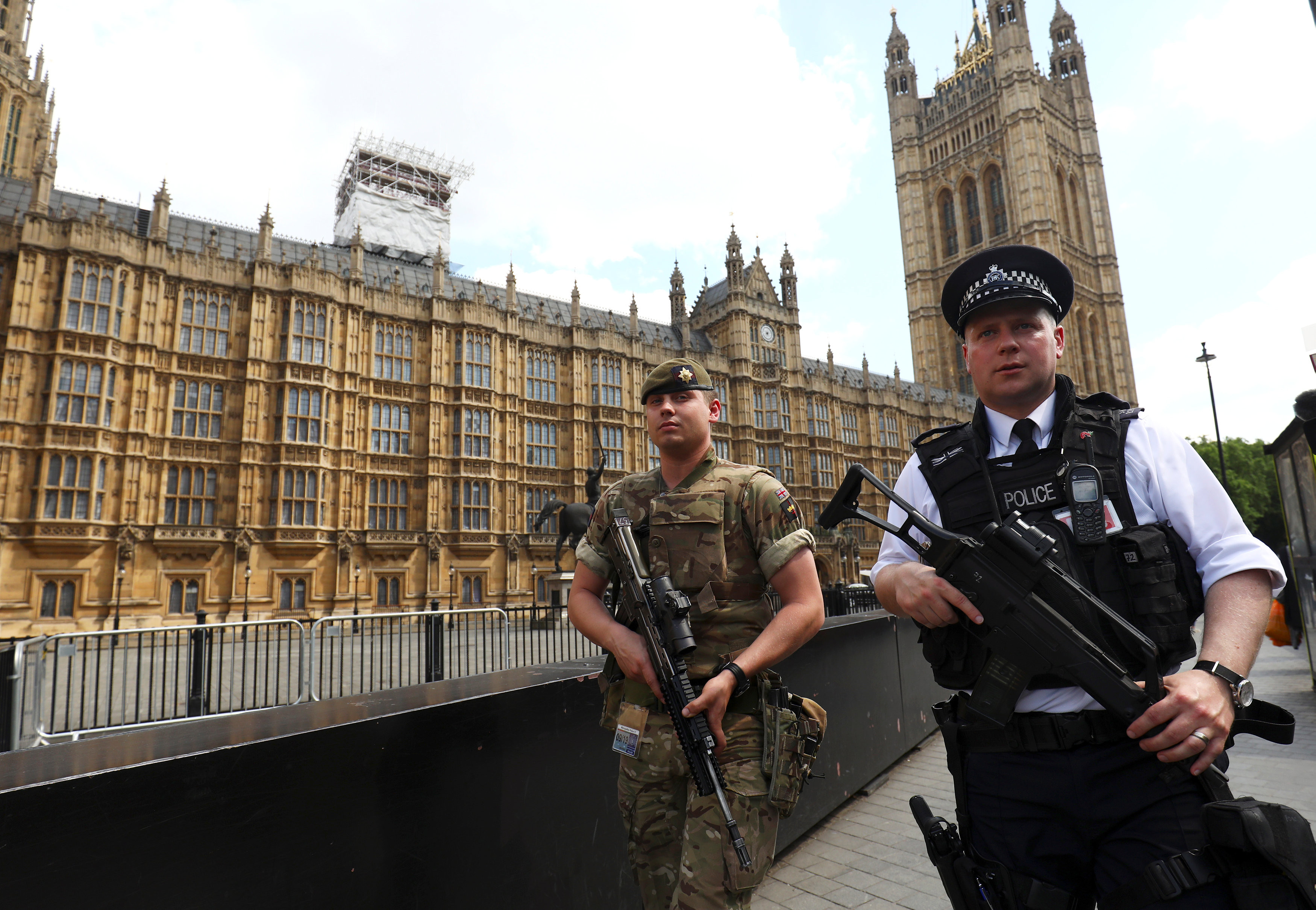 Сша и британия стоят за терактом. Британская полиция. Полиция Британия парламент. Здание полиции Манчестер. Полиция оцепила.