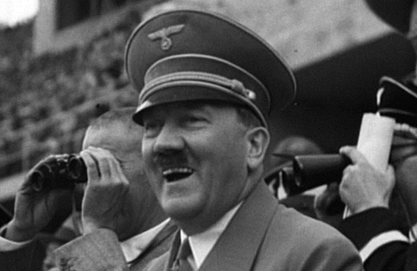 Улыбающийся Гитлер на Олимпийских играх 1936 года в Берлине. Фото: Harvard University Press